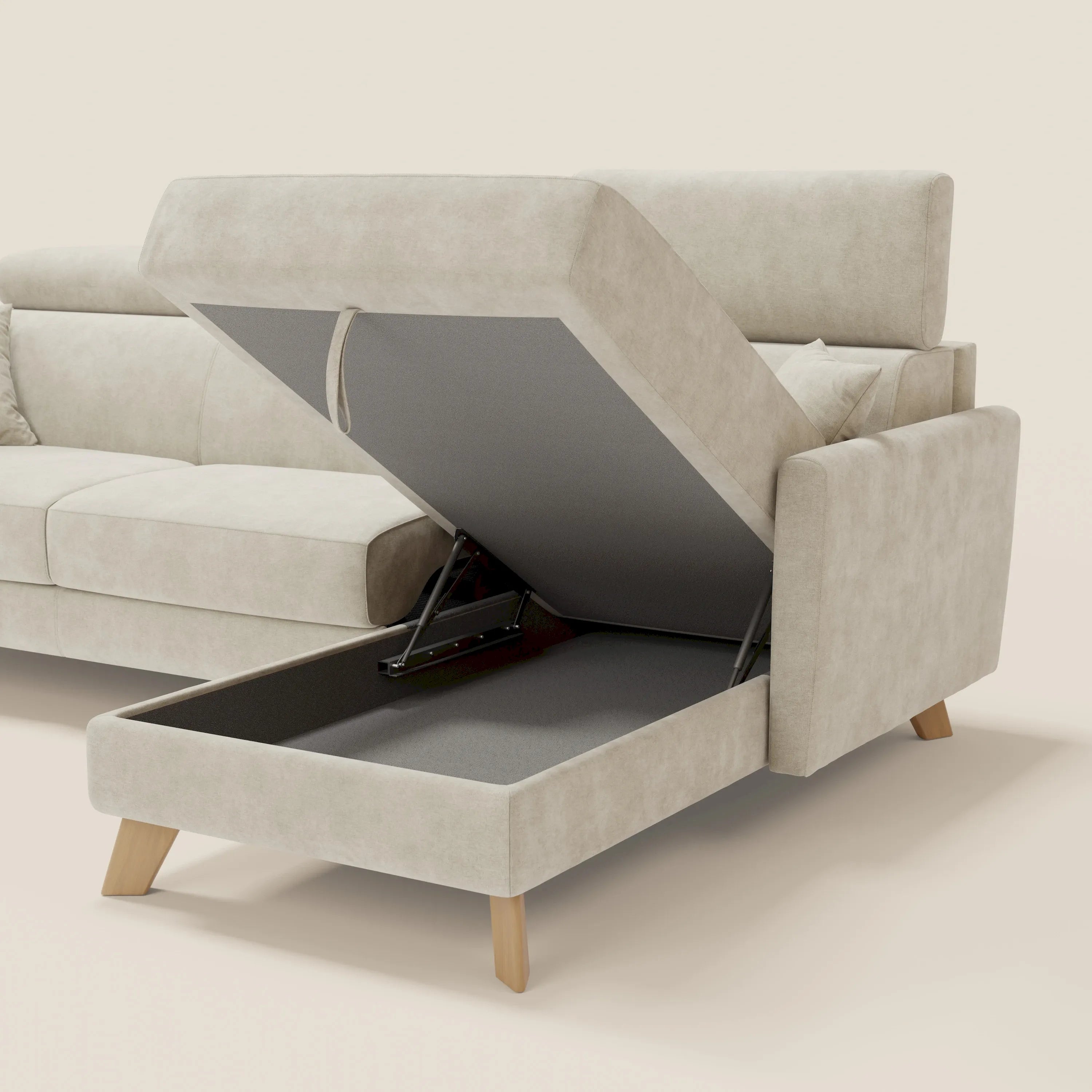 Il divano letto angolare sfoderabile Francy di Divani.Store in smacchiabile T17 panna è caratterizzato da una chaise con contenitore a giorno sotto la seduta, interni foderati di scuro con cerniere in metallo, gambe angolari in legno e poggiatesta reclinabili su sfondo chiaro.