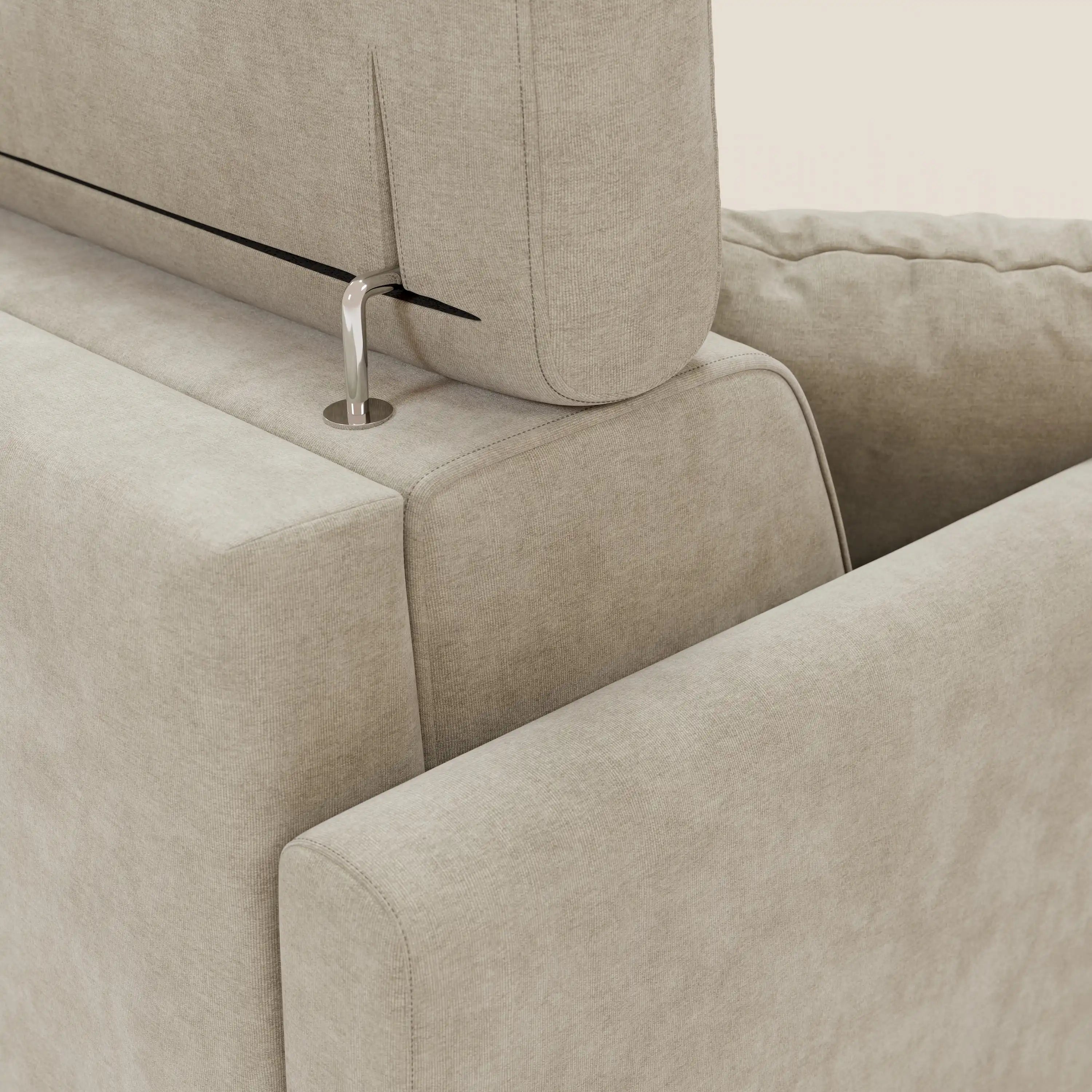 Primo piano del divano letto angolare sfoderabile Francy di Divani.Store in tessuto panna T17 antimacchia, che mostra l'attacco dello schienale sostenuto da un'asta metallica in una presa rotonda; rivestimento morbido e leggermente strutturato in stile nordico.