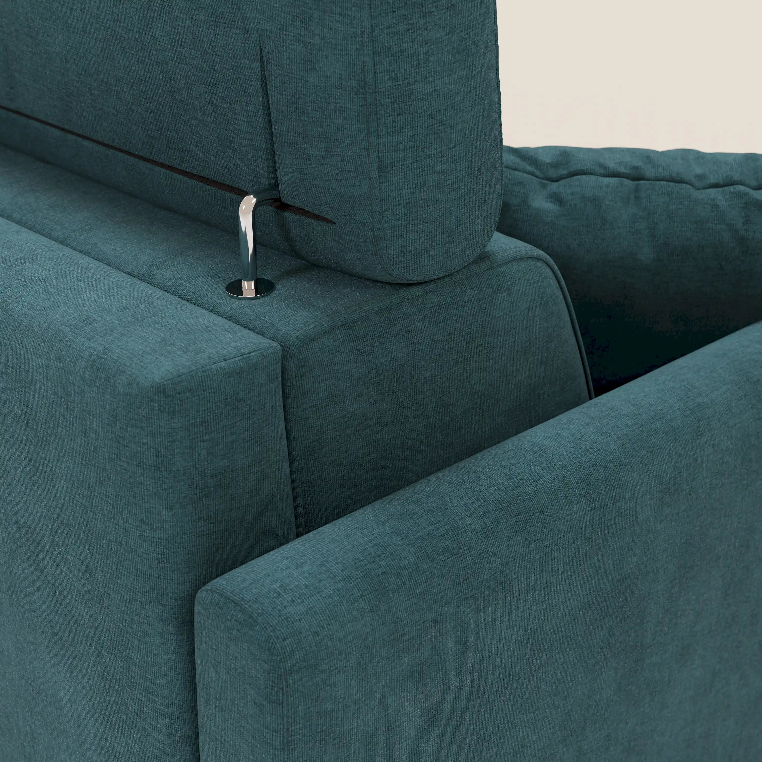 Primo piano del divano letto angolare sfoderabile Francy di Divani.Store in tessuto smacchiabile T17 petrolio, che mostra la leva metallica per la regolazione della poggiatesta. Il tessuto in stile nordico e lo sfondo chiaro ne evidenziano il design.