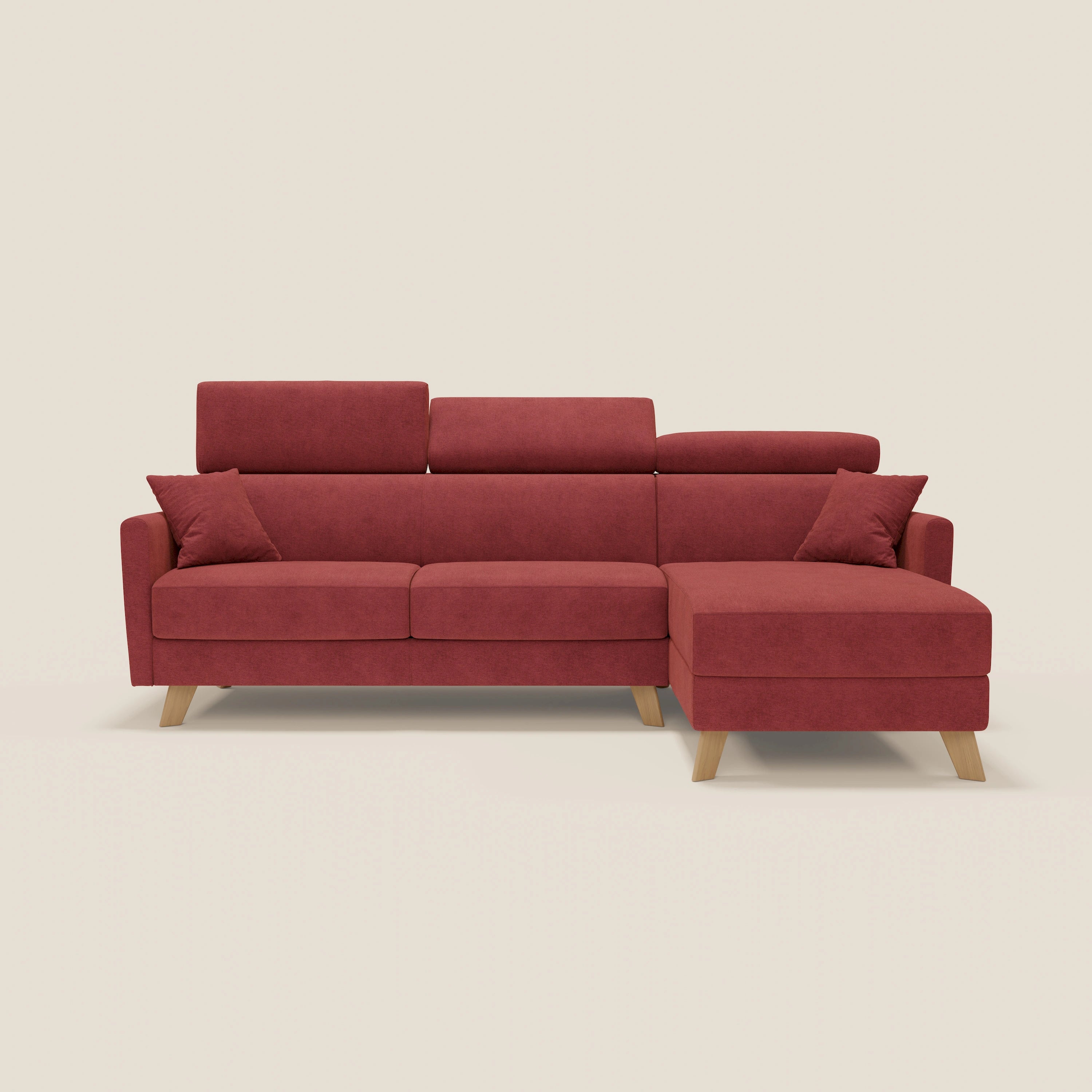 Il divano letto angolare sfoderabile Francy di Divani.Store, in tessuto antimacchia rosso T17, è caratterizzato da una poltrona contenitore a destra, poggiatesta reclinabili e gambe in legno, il tutto su uno sfondo beige semplice.