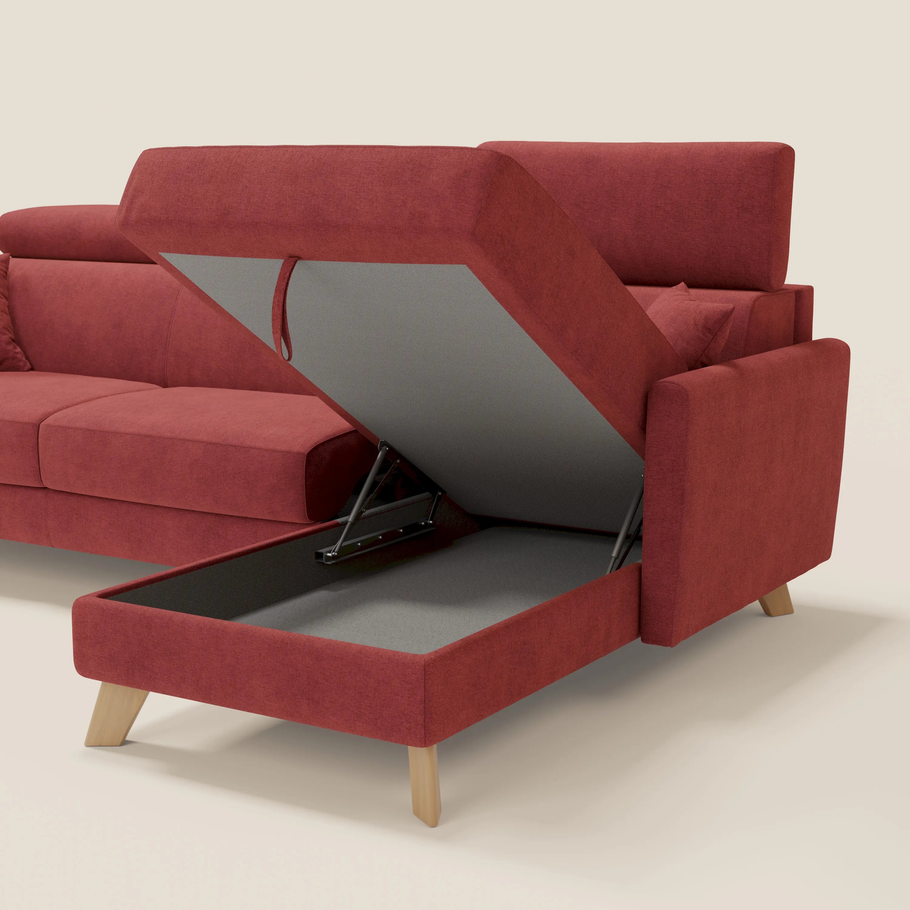 Il divano letto angolare Francy di Divani.Store è caratterizzato da tessuto rosso T17 antimacchia, gambe in legno, design moderno Stile Nordico, poltrona contenitore sollevabile e poggiatesta reclinabili, il tutto su uno sfondo chiaro.