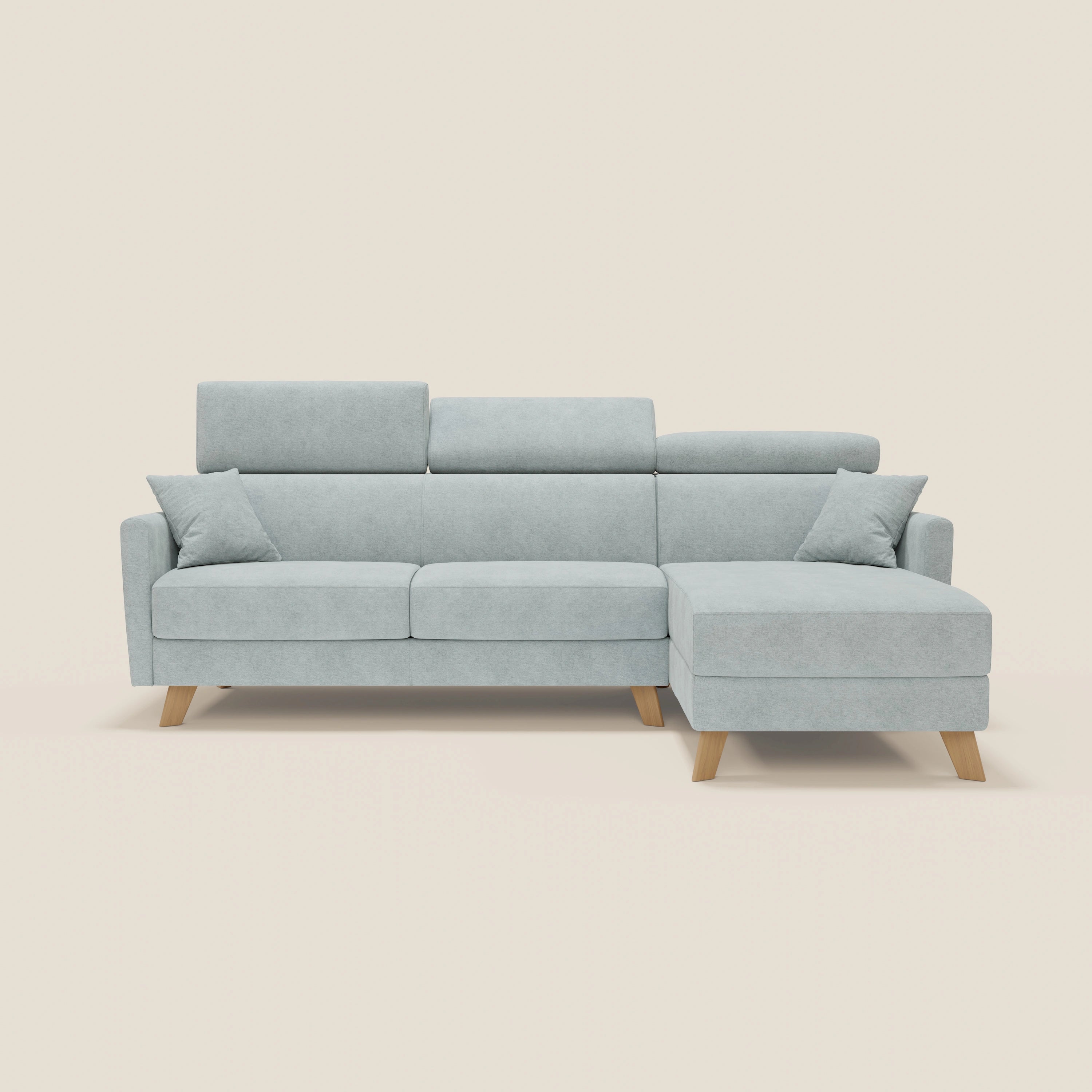 Il divano letto angolare sfoderabile Francy di Divani.Store in T17 verde acqua è caratterizzato da una poltrona contenitore, poggiatesta reclinabili, due cuscini di seduta, tre schienali e cuscini coordinati, su sfondo bianco sporco.