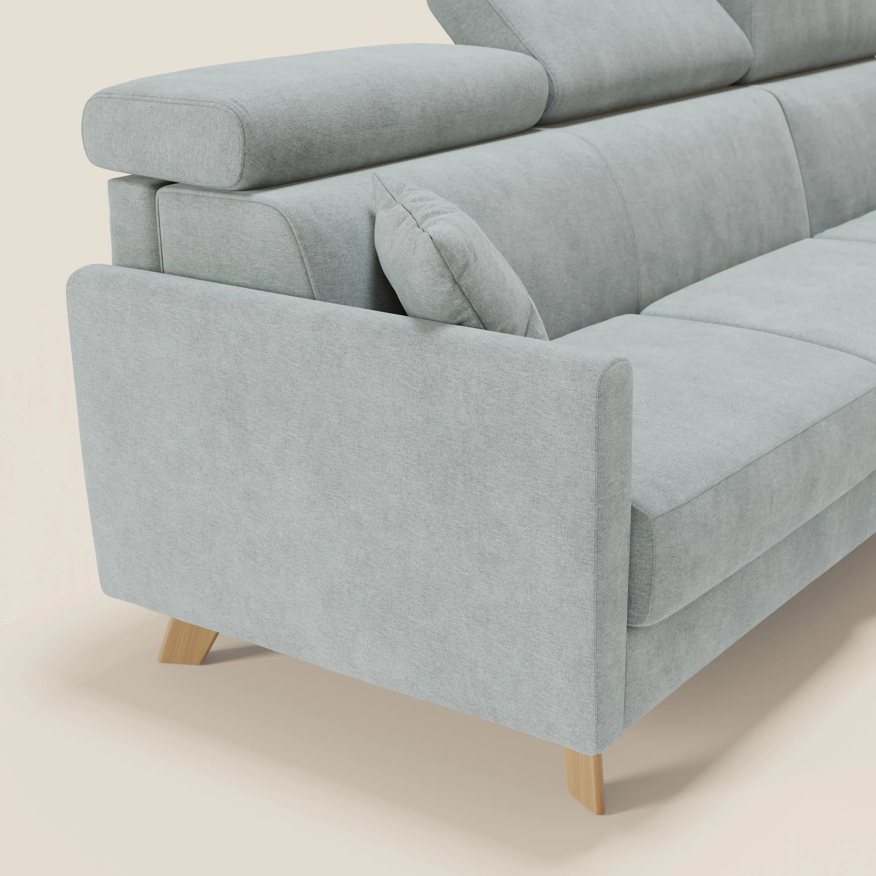 Il divano letto angolare Francy sfoderabile di Divani.Store è dotato di penisola con contenitore, poggiatesta regolabili, tessuto T17 verde acqua antimacchia ed è raffigurato angolare su sfondo tinta unita in stile nordico.