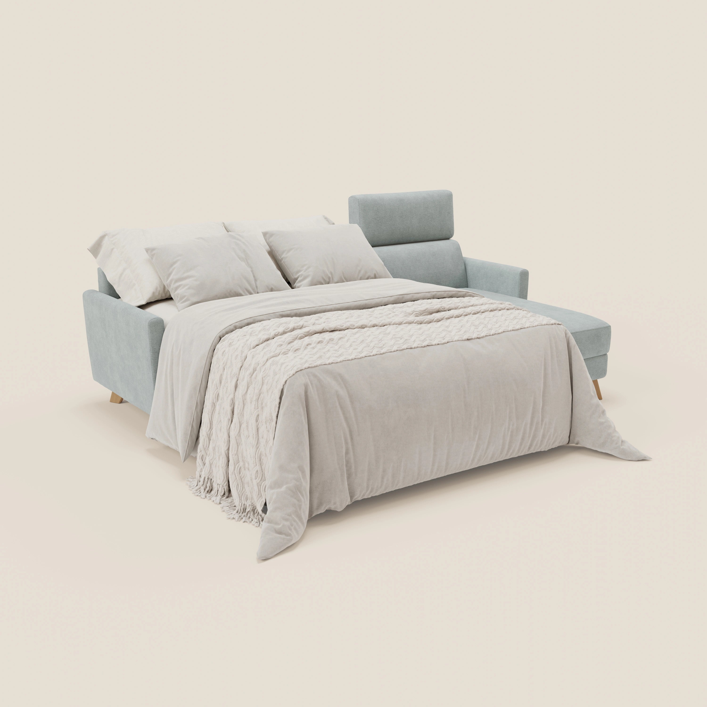 Un divano letto angolare sfoderabile Francy di Divani.Store, in tessuto smacchiabile T17 verde acqua, viene mostrato dispiegato in un letto. Include una poltrona contenitore e poggiatesta reclinabili, su uno sfondo bianco sporco.