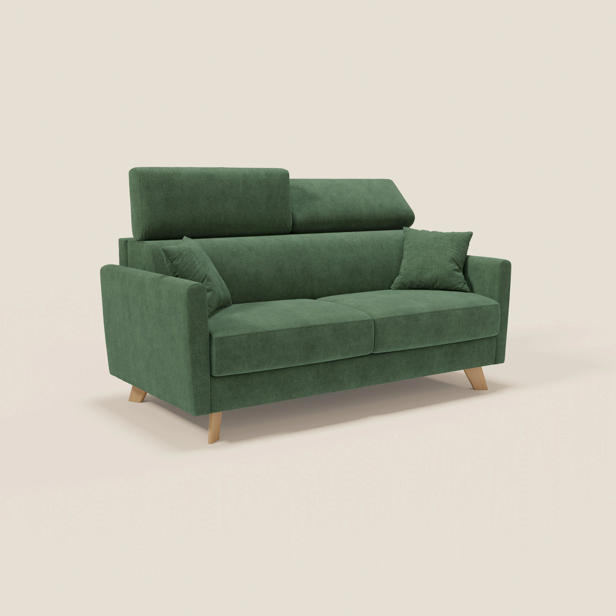 Un divano letto matrimoniale Francy in stile contemporaneo di Divani.Store, rivestito in tessuto T17 verde, impermeabile e antimacchia, dotato di poggiatesta regolabili, gambe in legno, due cuscini di seduta, due sezioni di schienale e due cuscini decorativi abbinati, il tutto su uno sfondo beige a tinta unita.