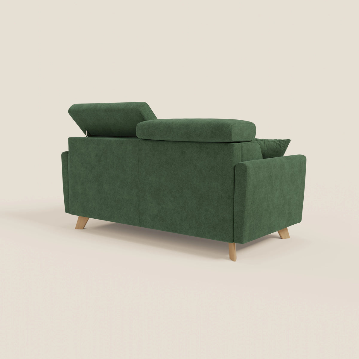 Un divano letto matrimoniale Francy di Divani.Store, realizzato in tessuto T17 verde, impermeabile e antimacchia, con gambe in legno, è ripreso di retro su uno sfondo chiaro. Il poggiatesta sinistro è sollevato, quello destro abbassato. Sul lato destro sono appoggiati due cuscini.
