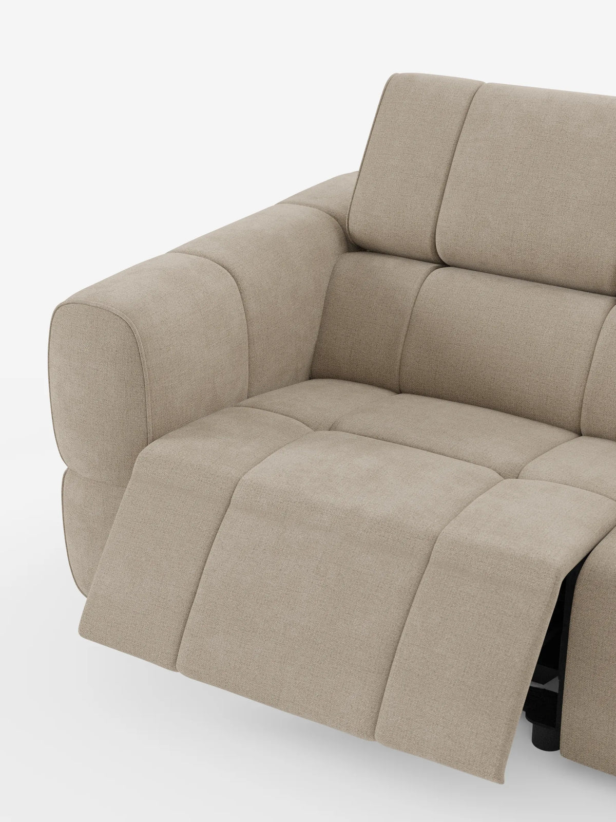 Un divano angolare modulare Giotto beige chiaro a 5 posti, lungo 296 cm, con penisola e funzione relax elettrica opzionale, rivestito in tessuto antimacchia T23, con poltrona reclinabile estesa, braccioli spessi e poggiatesta regolabili, su sfondo bianco.