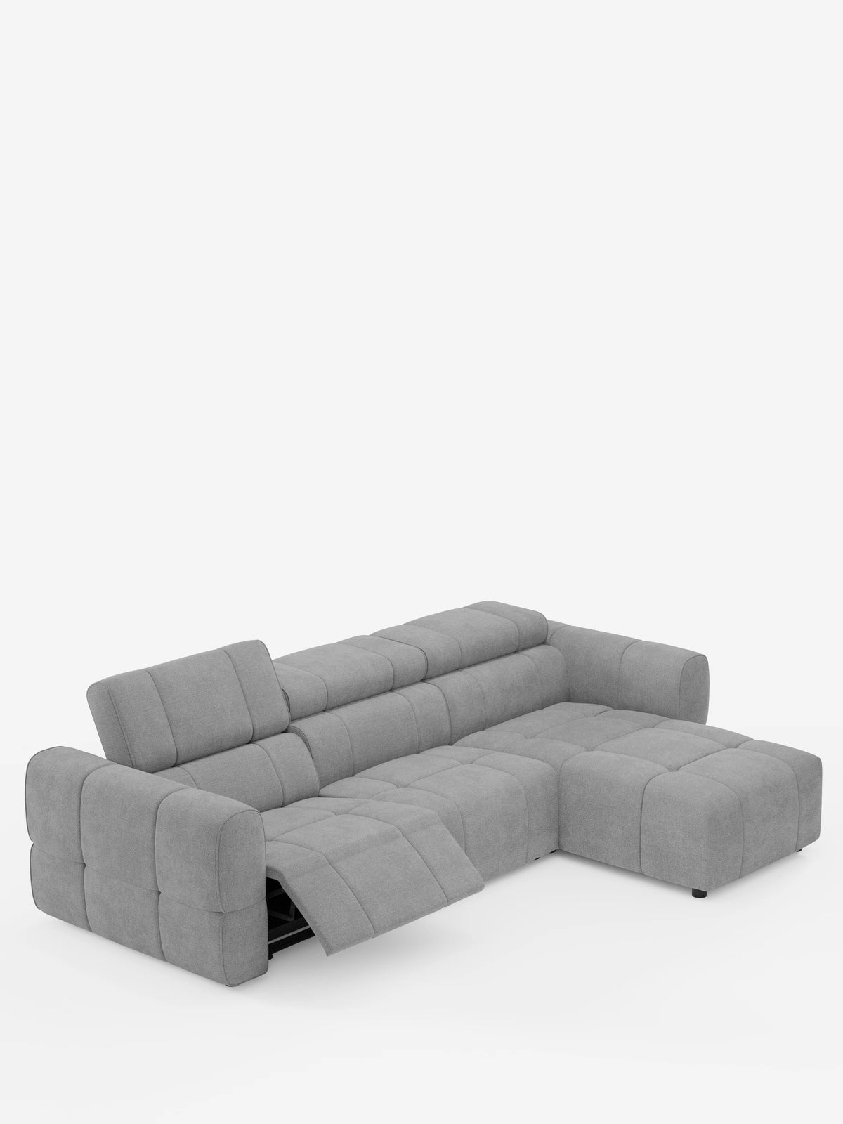 Un divano angolare modulare Giotto grigio chiaro a 5 posti, lungo 296 cm, con penisola e funzione relax elettrica opzionale, rivestito in tessuto antimacchia T23, con chaise longue sul lato destro, sedute trapuntate, poggiatesta regolabili e poggiapiedi estensibile, su sfondo bianco.
