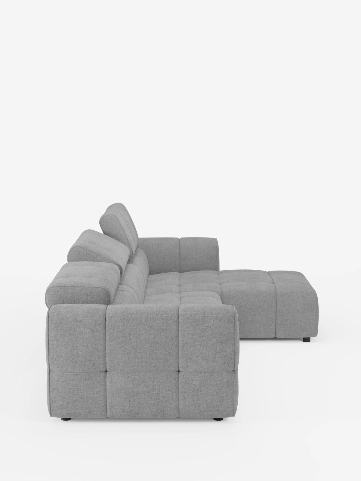 Vista laterale di un divano angolare modulare Giotto grigio chiaro a 5 posti, lungo 296 cm, con penisola e funzione relax elettrica opzionale, rivestito in tessuto smacchiabile T23; divano angolare modulare con seduta trapuntata, braccioli squadrati, poggiatesta regolabili e chaise longue.