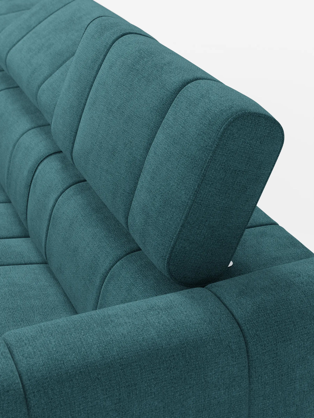 Un primo piano del divano angolare modulare Giotto color verde acqua a 5 posti, lungo 296 cm, con penisola e funzione relax elettrica opzionale, rivestito in tessuto smacchiabile T23, caratterizzato da schienali segmentati con un poggiatesta in posizione verticale e gli altri ripiegati su uno sfondo bianco.