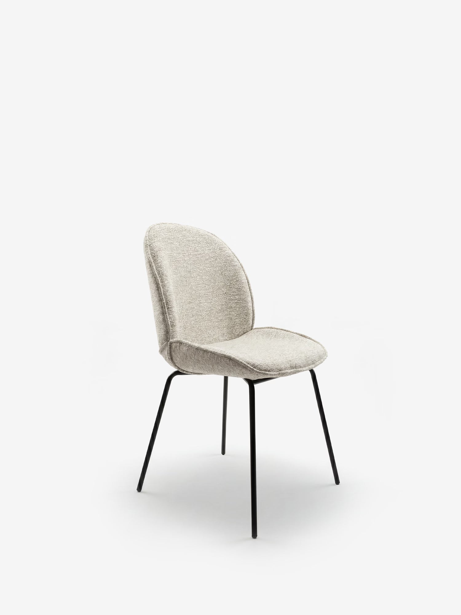 La sedia imbottita Iride di Divani.Store è caratterizzata da un tessuto materico morbido al tatto in beige chiaro e da un elegante telaio in metallo nero. Posizionata di sbieco, il suo design moderno risalta su uno sfondo bianco a tinta unita.
