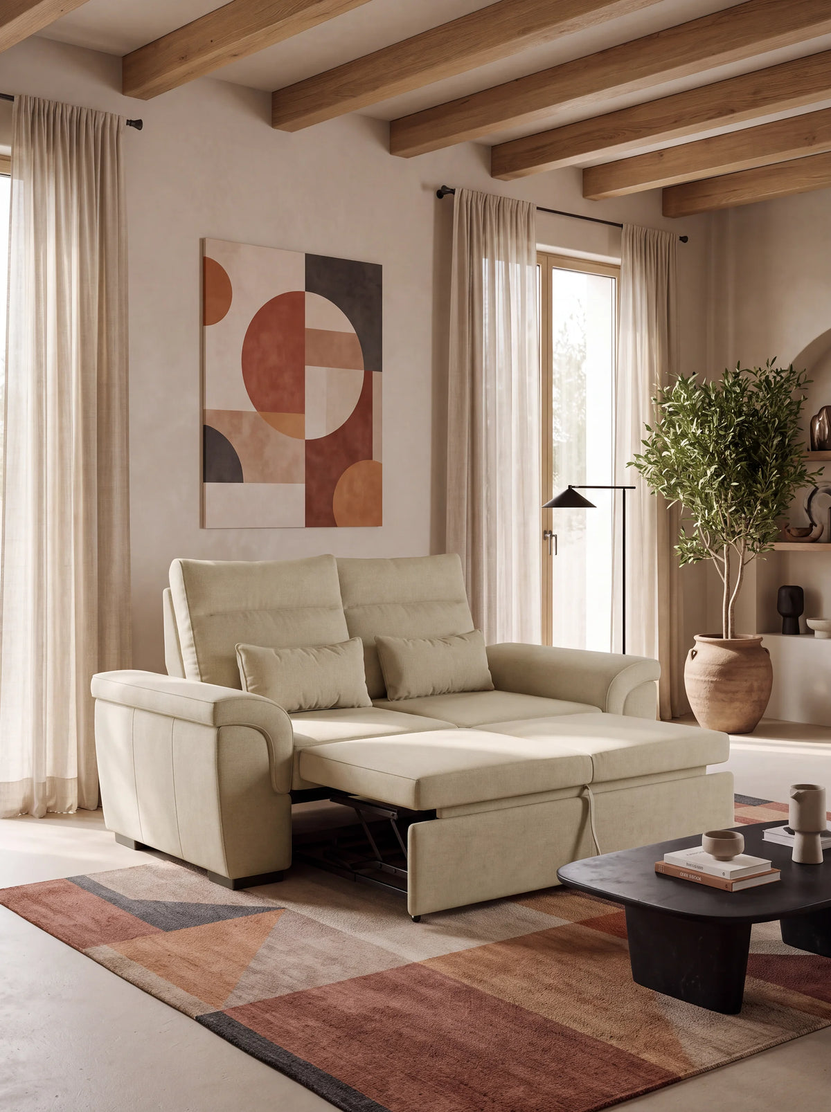 Un divano a tre posti Ischia con pouf estraibile e schienali scorrevoli in tessuto misto lino lavabile, firmato Divani.Store, è collocato in un soggiorno inondato di luce, con un quadro astratto, tende trasparenti e un ulivo in vaso.