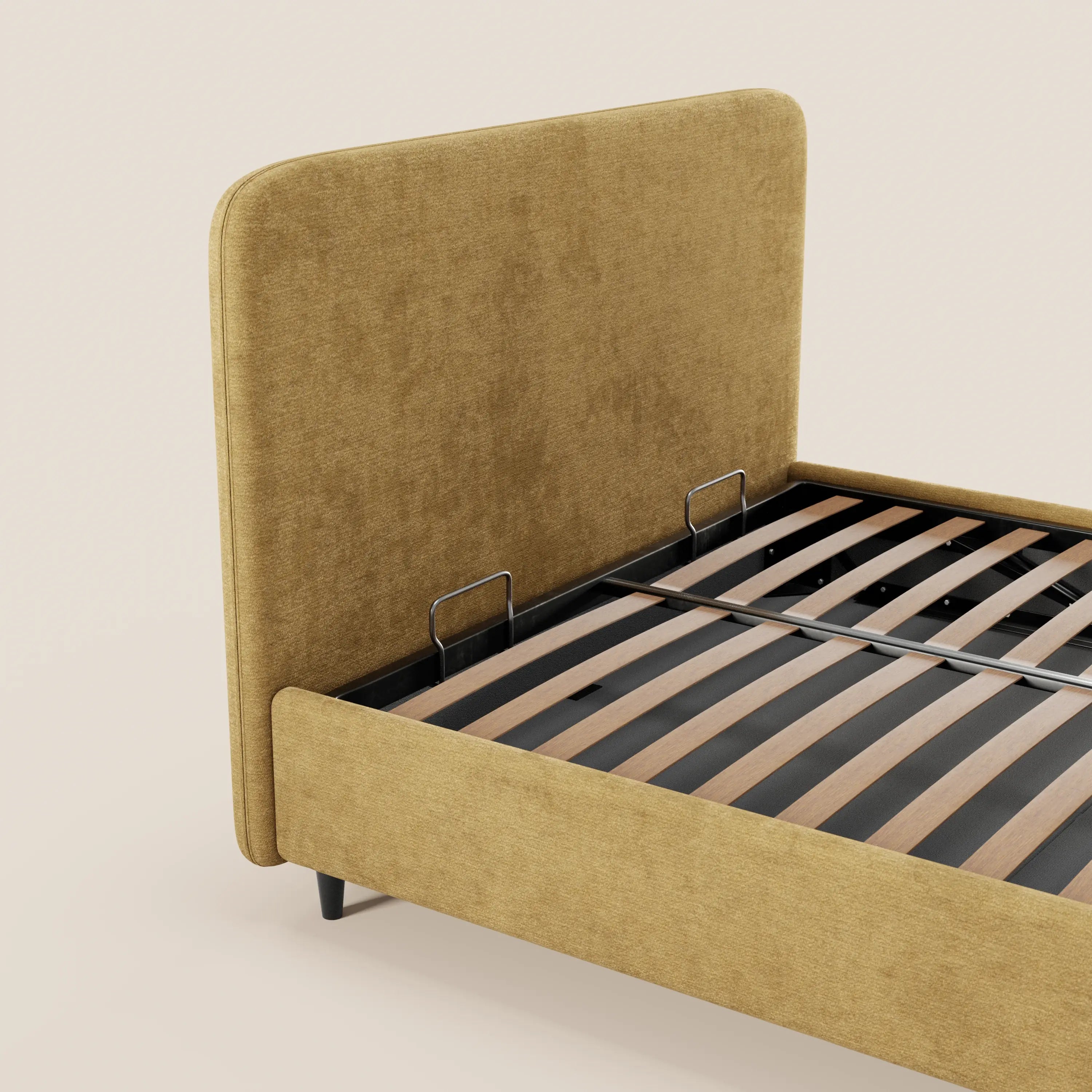 Il letto KAELOS minimal imbottito di Letti.store presenta una testiera arrotondata rivestita in ciniglia giallo senape e gambe alte nere. Con doghe in legno a vista e supporti in metallo, il suo design con vano contenitore risalta sullo sfondo beige chiaro a tinta unita. È raffigurata solo una parte del prodotto.
