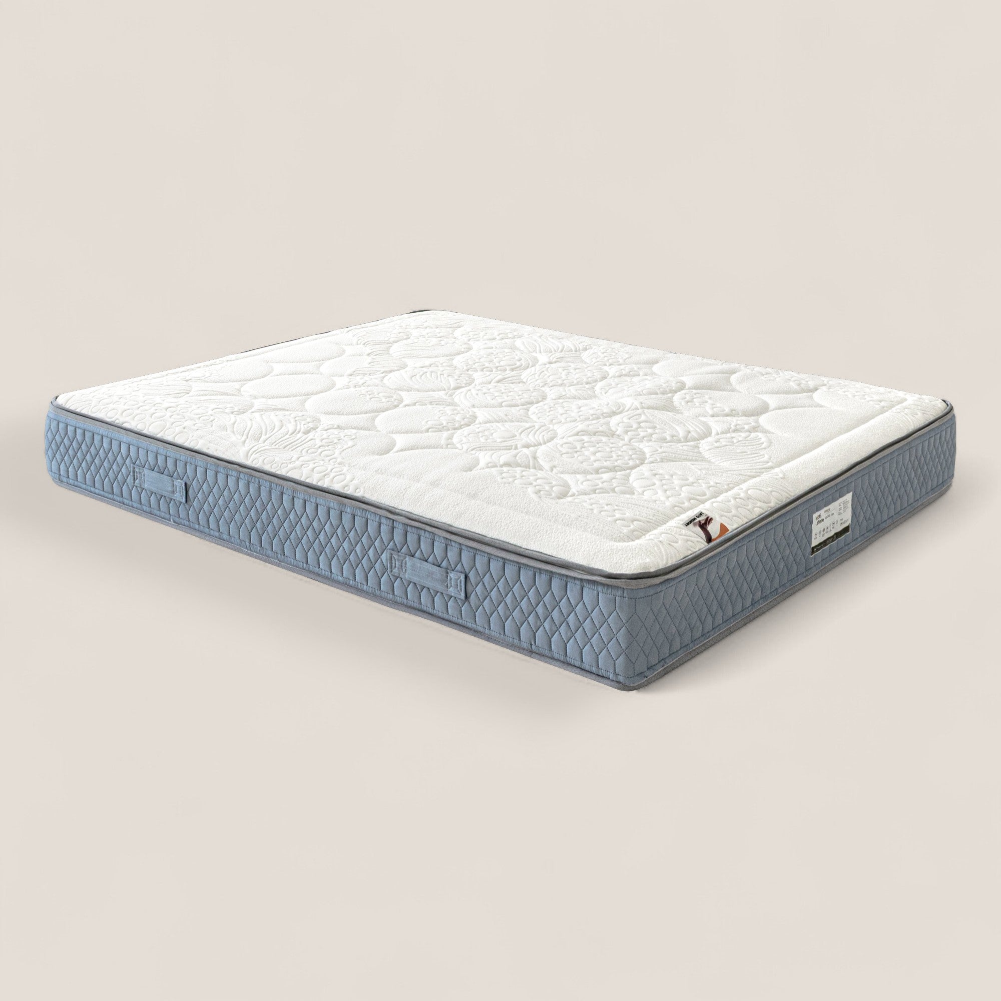 Il materasso KYROS di Divani.Store è caratterizzato da un piano trapuntato bianco, fianchi testurizzati blu con maniglie ed etichette in tessuto, micro-molle insacchettate per un comfort adattivo, memory foam e supporto posturale intelligente a 7 zone su sfondo neutro.