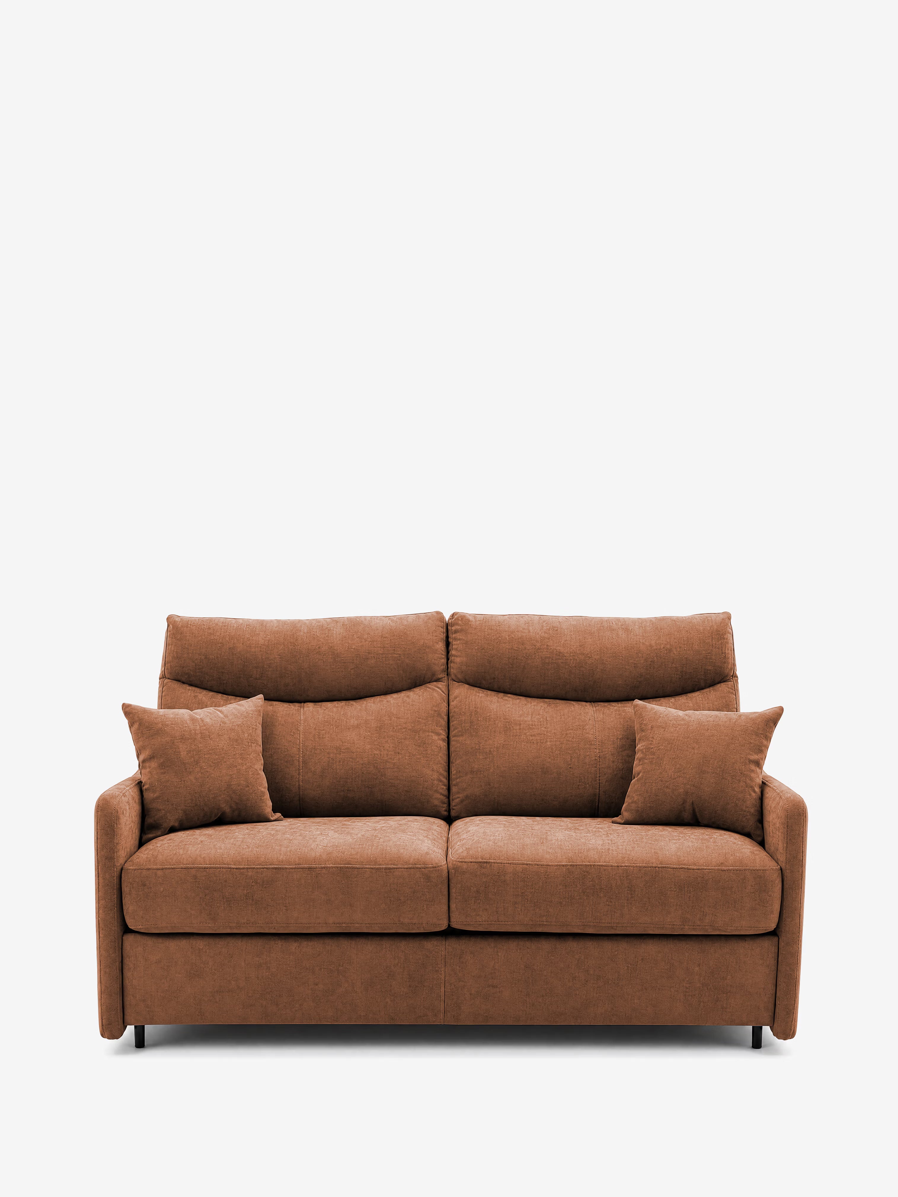 Il divano letto Lodovico a 3 posti con materasso ALTO 20 cm in tessuto smacchiabile certificato Oeko-Tex di Divani.Store è un moderno divano in tessuto marrone dotato di due cuscini di seduta, due cuscini di schienale e due cuscini decorativi abbinati. Presentato su uno sfondo bianco a tinta unita, il divano presenta braccioli dritti e gambe corte nere che gli conferiscono un aspetto pulito e minimalista.