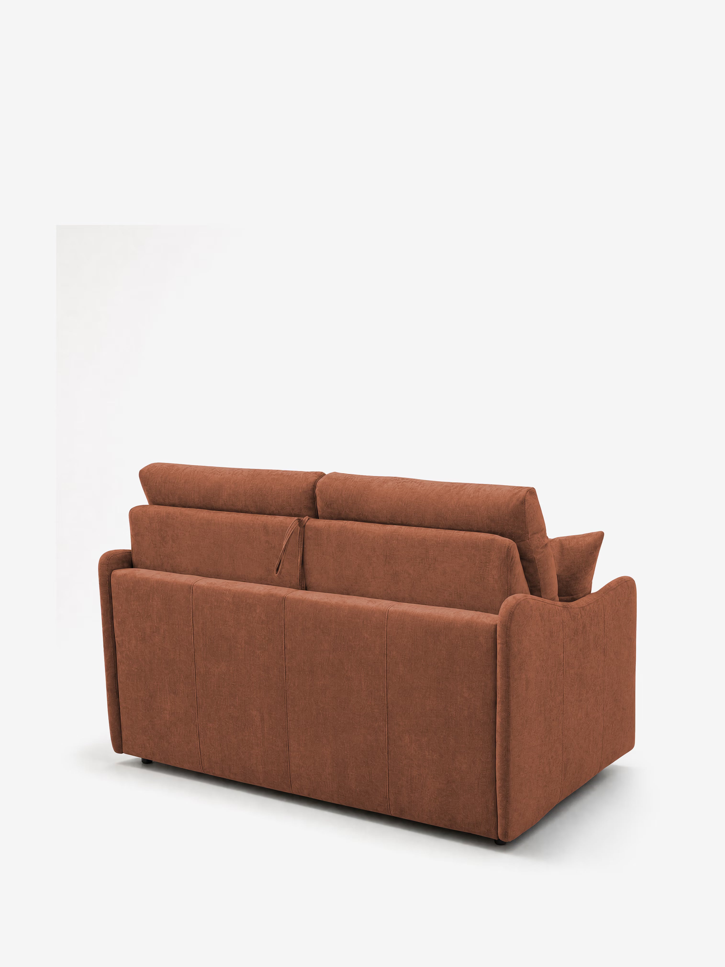 Un divano letto Lodovico a 3 posti color marrone con materasso ALTO 20 cm in tessuto antimacchia certificato Oeko-Tex di Divani.Store, caratterizzato da morbidi cuscini e da uno schienale alto, è ripreso da dietro in un'inquadratura obliqua. Il divano presenta braccioli leggermente ricurvi e poggia su piccoli piedini scuri, in primo piano su uno sfondo bianco a tinta unita.