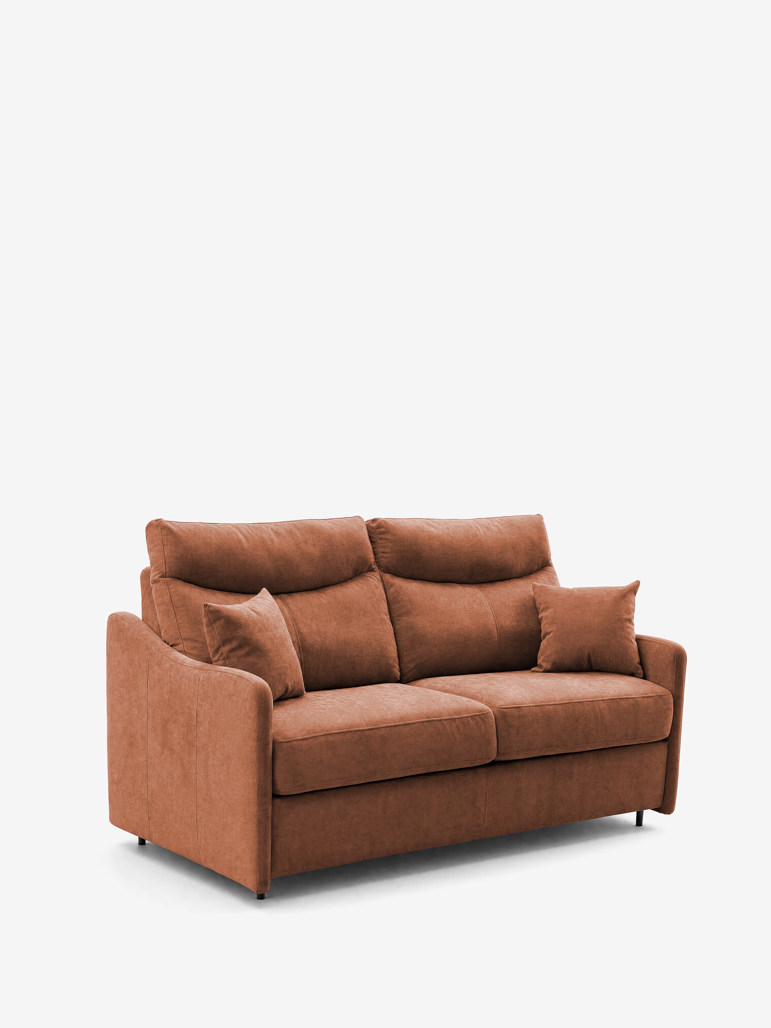 Un divano letto a 3 posti Lodovico in tessuto contemporaneo color ruggine, con materasso ALTO 20 cm in tessuto antimacchia certificato Oeko-Tex, disponibile su Divani.Store, dotato di due cuscini di seduta, due cuscini dello schienale, braccioli leggermente ricurvi e due cuscini quadrati coordinati. Questo divano letto poggia su gambe corte di colore scuro ed è esposto su uno sfondo bianco a tinta unita.