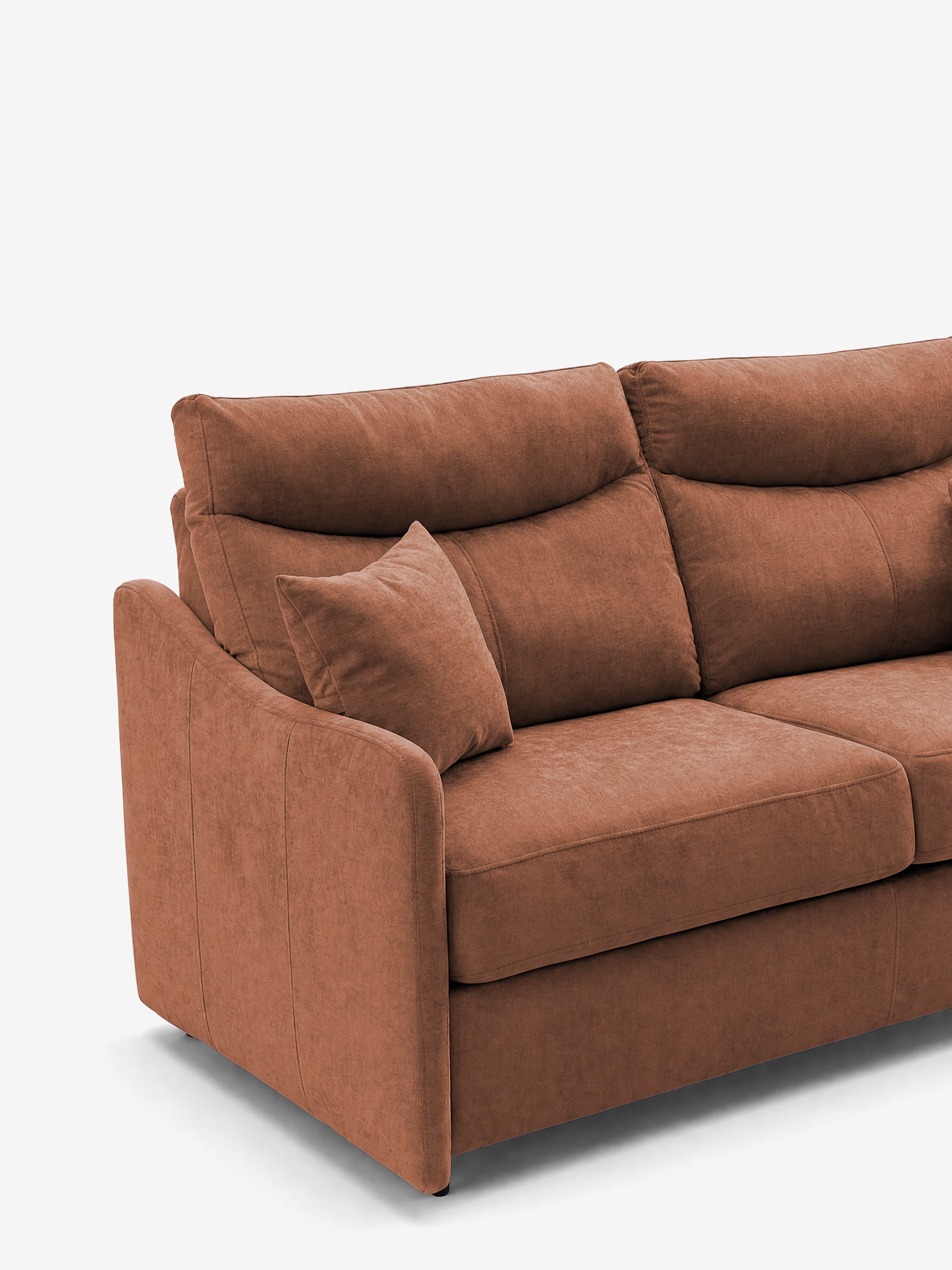 Un divano letto a 3 posti Lodovico in stile contemporaneo, color ruggine, con materasso ALTO 20 cm di Divani.Store, rivestito in tessuto antimacchia certificato Oeko-Tex. Questo divano presenta morbidi cuscini, un cuscino decorativo abbinato, braccioli dalle linee elegantemente curve e un design minimalista e raffinato. Posizionato su uno sfondo bianco a tinta unita, il lato sinistro e la parte anteriore del divano sono chiaramente visibili.