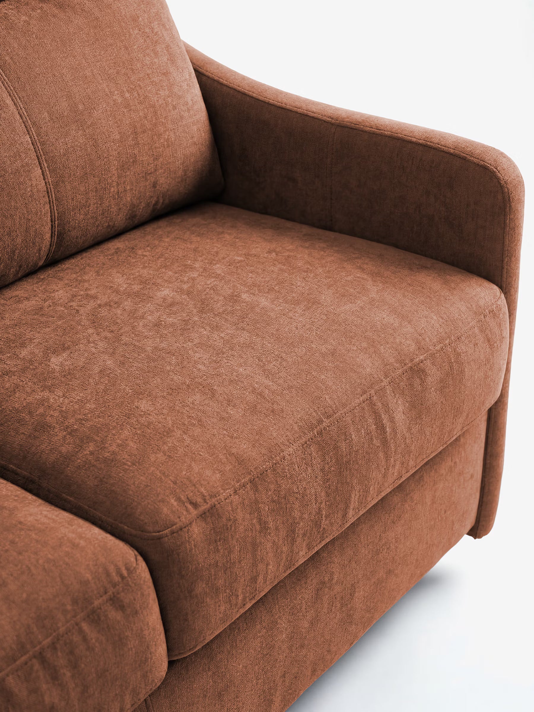 Primo piano del divano letto Lodovico a 3 posti con materasso ALTO 20 cm in tessuto antimacchia certificato Oeko-Tex di Divani.Store, caratterizzato da morbidi cuscini, braccioli leggermente inclinati e un tessuto marrone morbido e testurizzato dalle linee pulite. La sua tonalità calda e naturale e il comfort accogliente risaltano magnificamente sullo sfondo bianco, rendendolo una scelta perfetta per il tuo soggiorno.