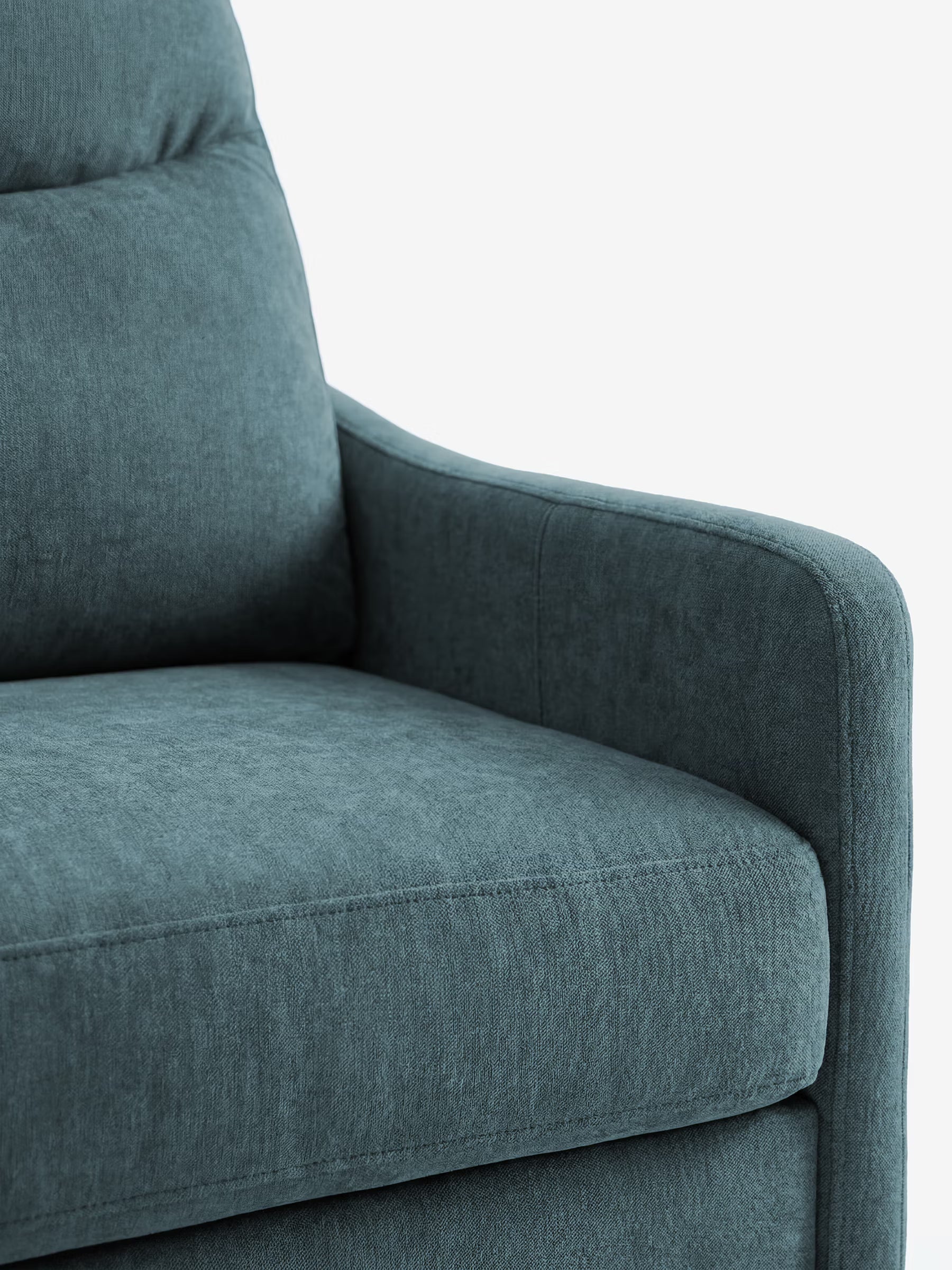 Primo piano del divano letto a 3 posti Lodovico con materasso ALTO da 20 cm di Divani.Store, che mette in risalto il rivestimento in tessuto color verde acqua, smacchiabile e certificato Oeko-Tex. L'immagine mette in risalto il bracciolo destro, la seduta imbottita e una parte dello schienale, con la trama del tessuto ben visibile e le cuciture dettagliate: un complemento d'arredo ideale per un soggiorno elegante. Immagine su sfondo bianco.
