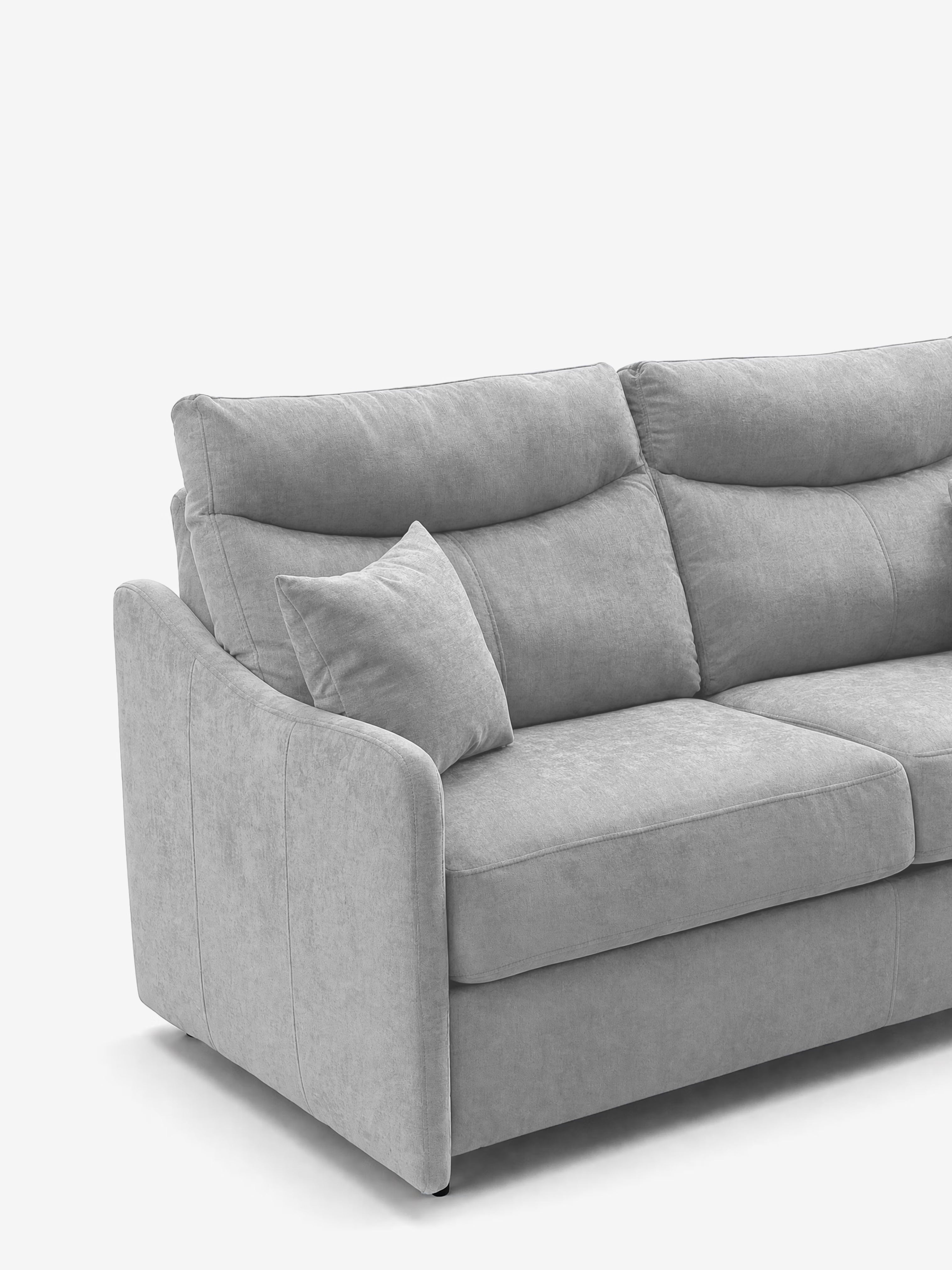 Un divano letto a 3 posti Lodovico di Divani.Store, in grigio chiaro e dallo stile contemporaneo, rivestito in tessuto antimacchia certificato Oeko-Tex, è dotato di morbidi cuscini di seduta e schienale, un cuscino decorativo abbinato e braccioli leggermente ricurvi. Il divano letto, dotato di un materasso alto 20 cm, è fotografato su uno sfondo bianco a tinta unita, che ne mette in risalto il lato sinistro e parte della seduta anteriore.