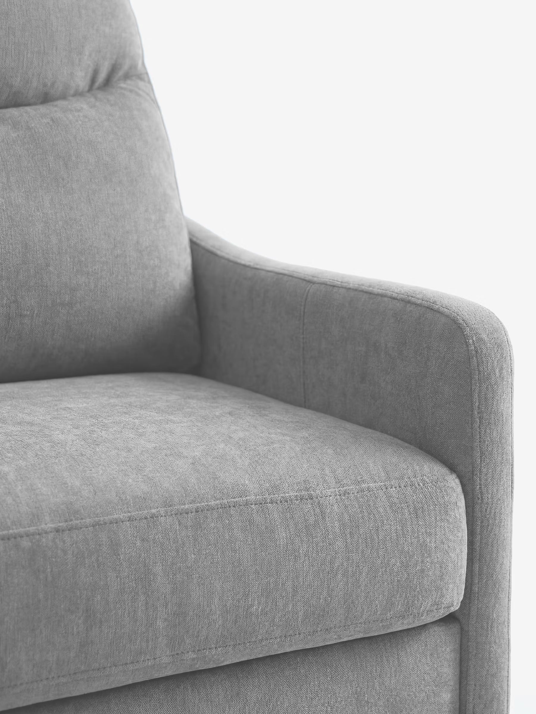 Primo piano di una moderna poltrona in tessuto grigio, con particolare attenzione al cuscino, al bracciolo e a una parte dello schienale. Il tessuto smacchiabile certificato Oeko-Tex mette in risalto la sua trama dalle linee pulite e l’aspetto morbido e imbottito su uno sfondo bianco a tinta unita: ideale da abbinare al divano letto Lodovico a 3 posti con materasso ALTO 20 cm di Divani.Store o da abbinare a mobili dotati di portaguanciali per un comfort maggiore e uno stile contemporaneo.