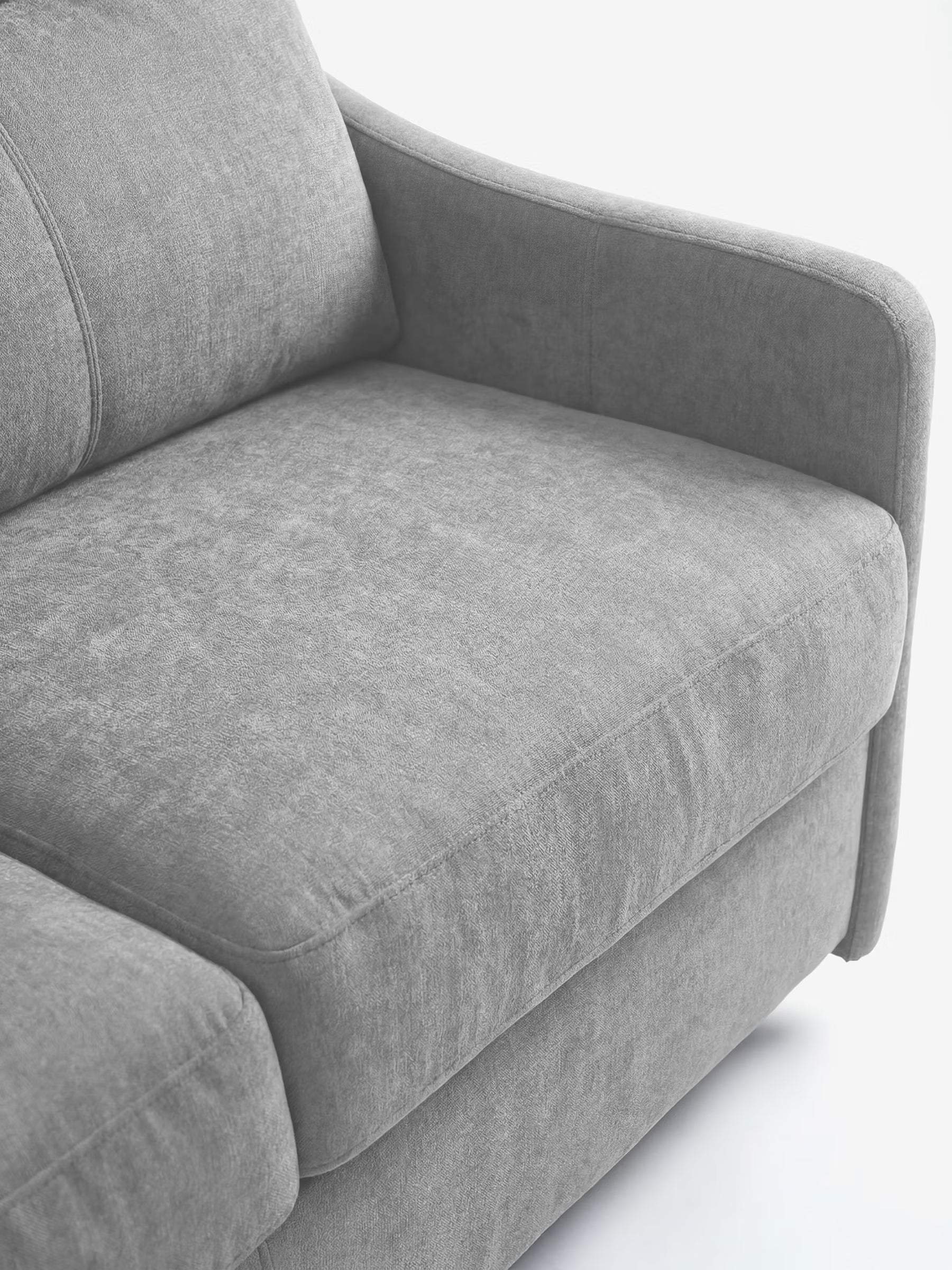 Un primo piano del divano letto a 3 posti Lodovico con materasso ALTO da 20 cm in tessuto smacchiabile certificato Oeko-Tex di Divani.Store, che mette in risalto il suo moderno rivestimento grigio chiaro con imbottitura morbida e soffice, una cucitura distintiva che attraversa la seduta e braccioli delicatamente ricurvi. L'attenzione è rivolta alla trama pregiata e alla lavorazione curata del tessuto, in risalto su uno sfondo neutro e ben illuminato.