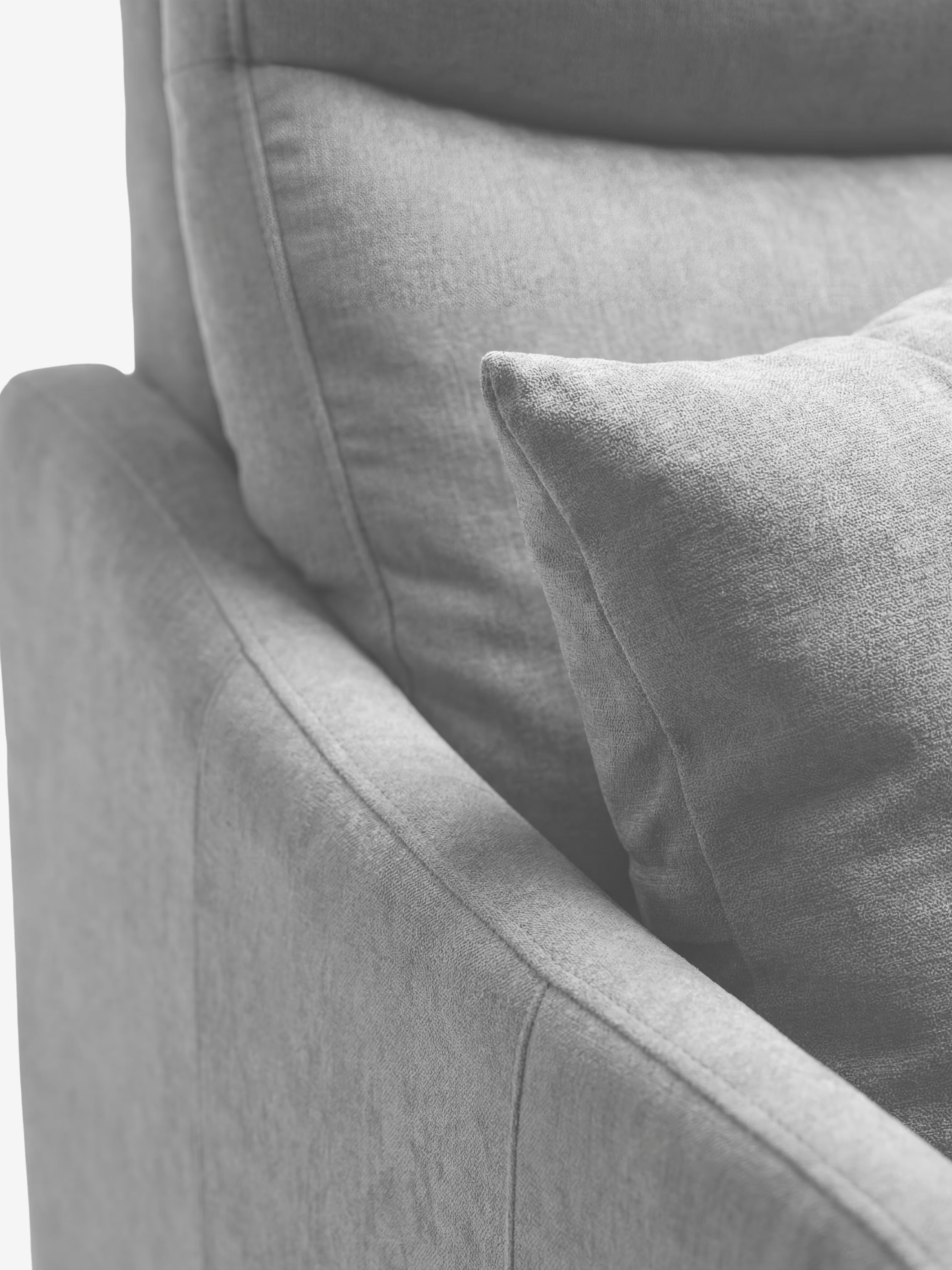 Primo piano del divano letto Lodovico a 3 posti con materasso ALTO 20 cm in tessuto antimacchia certificato Oeko-Tex di Divani.Store, che mette in risalto il moderno rivestimento grigio con cuciture a vista. L'immagine mette in risalto il bracciolo imbottito, lo schienale morbido e un cuscino decorativo abbinato, sottolineando la consistenza morbida e confortevole del tessuto certificato.