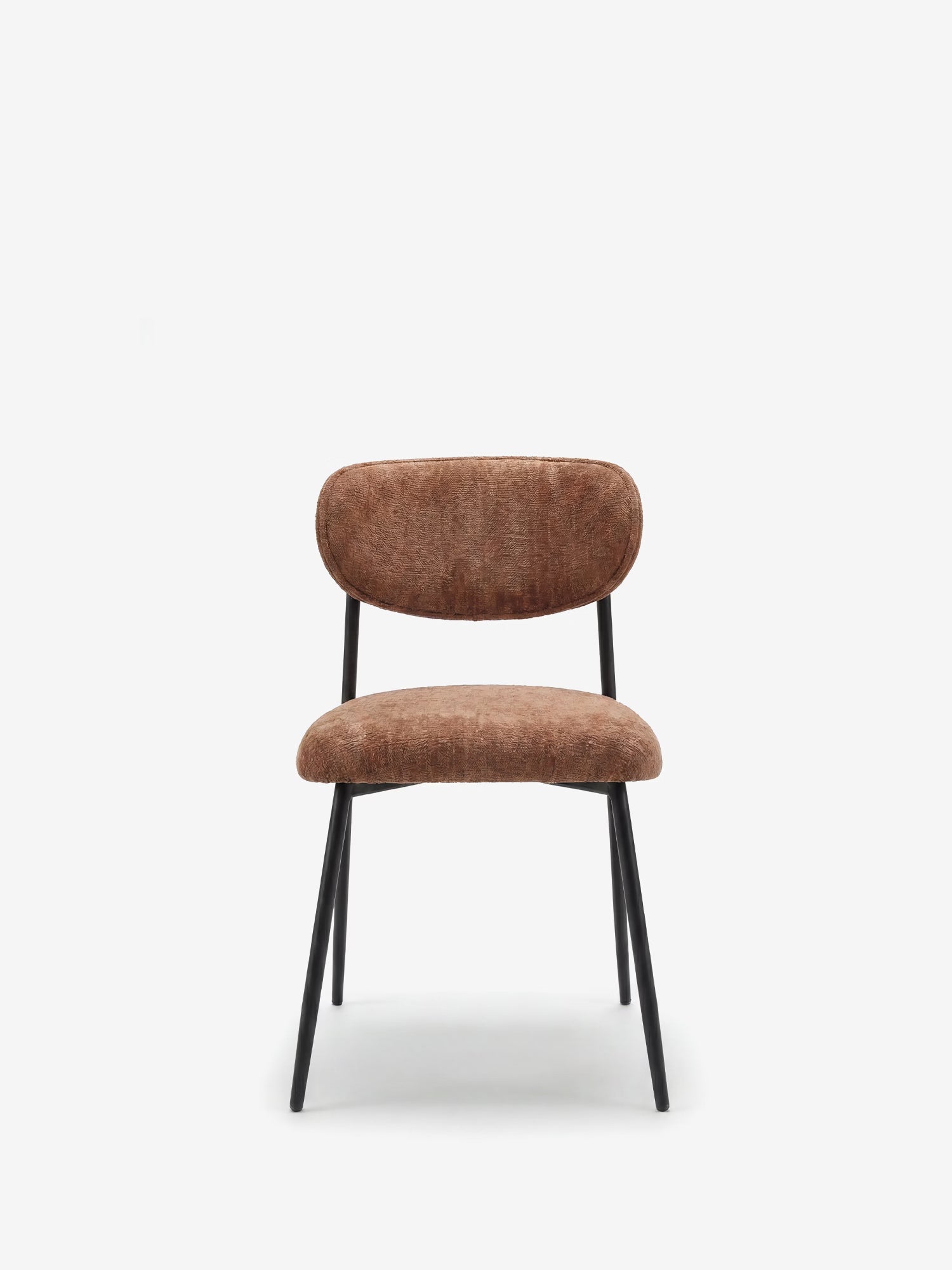 La Luce Sedia, imbottita in morbido tessuto ciniglia di Divani.Store, presenta una moderna seduta e uno schienale arrotondati in tessuto marrone, con quattro sottili gambe angolate in metallo nero, raffigurata di fronte su uno sfondo bianco a tinta unita.