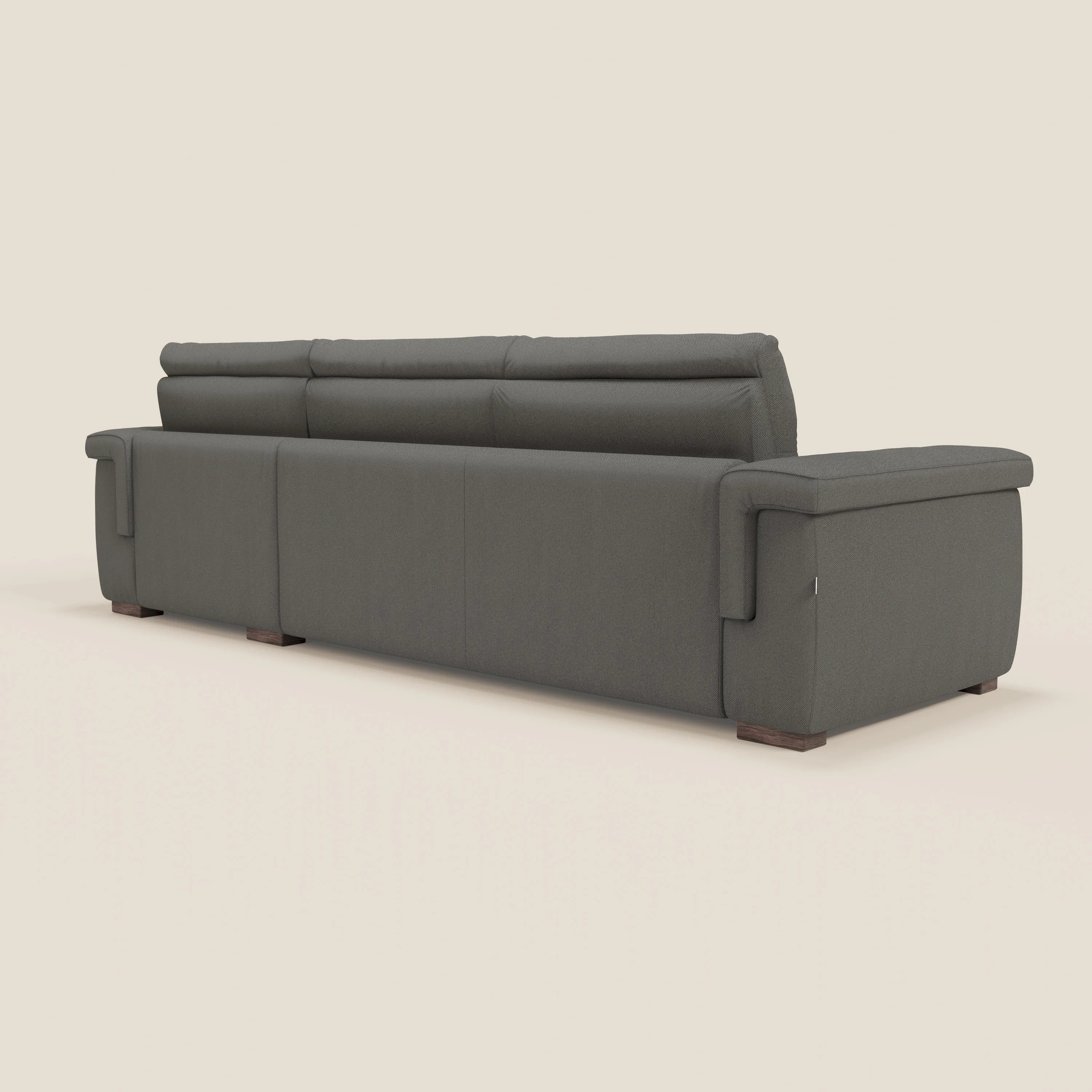 Il divano letto angolare Magnolia con Penisola Contenitore di Divani.Store è mostrato dallo schienale, con braccioli spessi, cuscini morbidi e gambe corte in legno in tessuto smacchiabile T05 antracite per un comfort profondo e uno stile moderno.