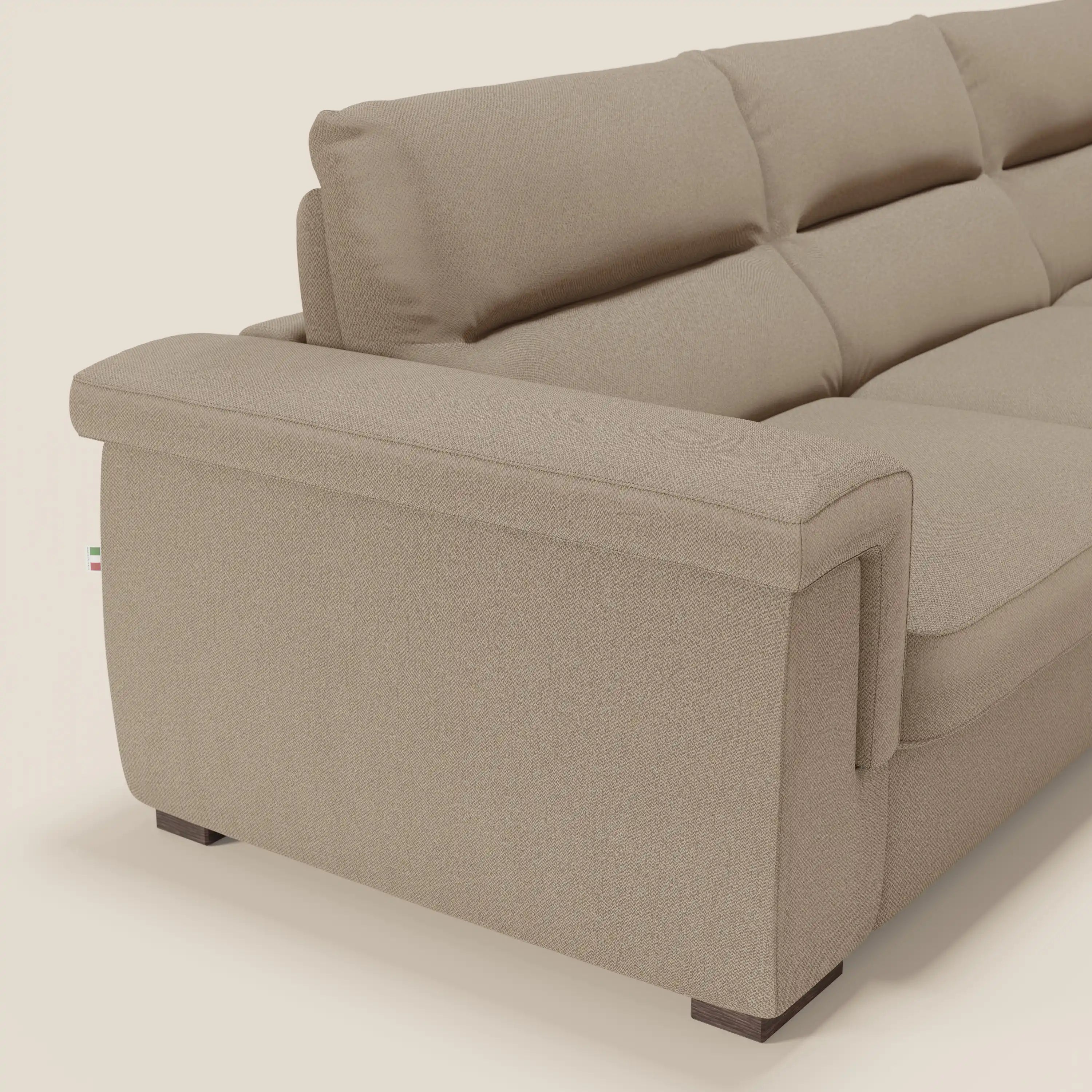 Primo piano del divano letto angolare Magnolia di Divani.Store con Penisola Contenitore in smacchiabile T05 beige, con cuscini comfort profondo, ampi braccioli e gambe corte in legno scuro.
