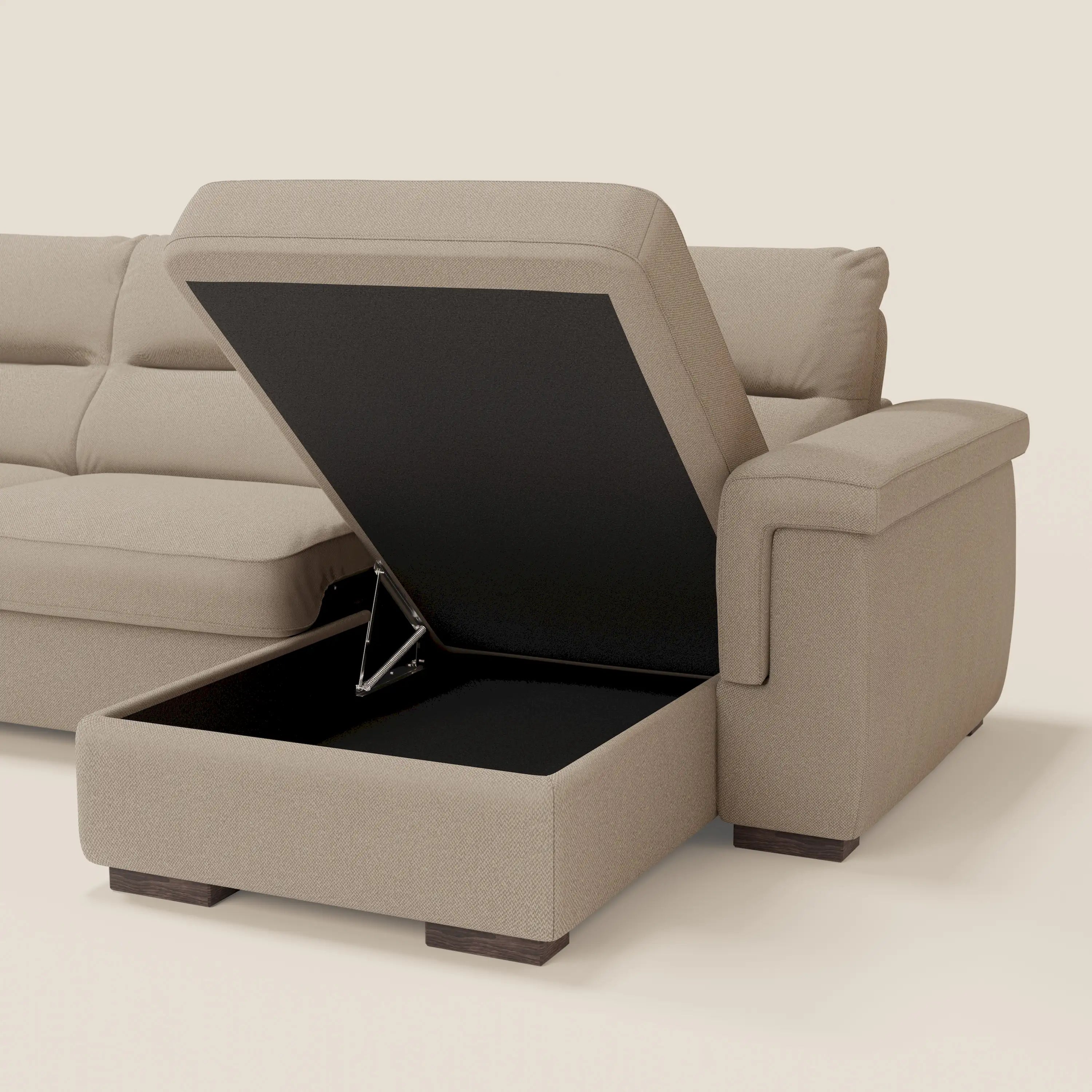 Il divano letto angolare Magnolia con penisola contenitore di Divani.Store, in tessuto beige smacchiabile T05, è caratterizzato da cuscini morbidi, ampi braccioli e una chaise con contenitore foderato di nero sotto la seduta. Materasso H18 cm incluso.