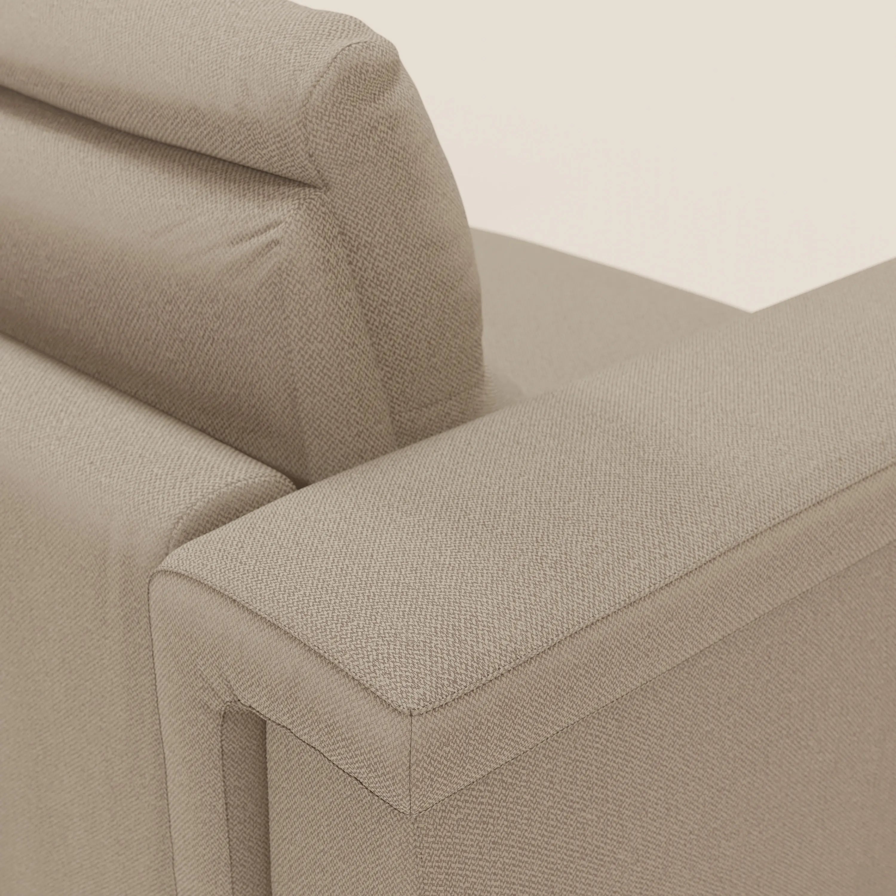 Primo piano del divano letto angolare Magnolia con penisola contenitore di Divani.Store, rivestito in tessuto smacchiabile T05 beige. Le linee pulite e il comodo materasso H18 cm ne evidenziano lo stile minimalista e contemporaneo.