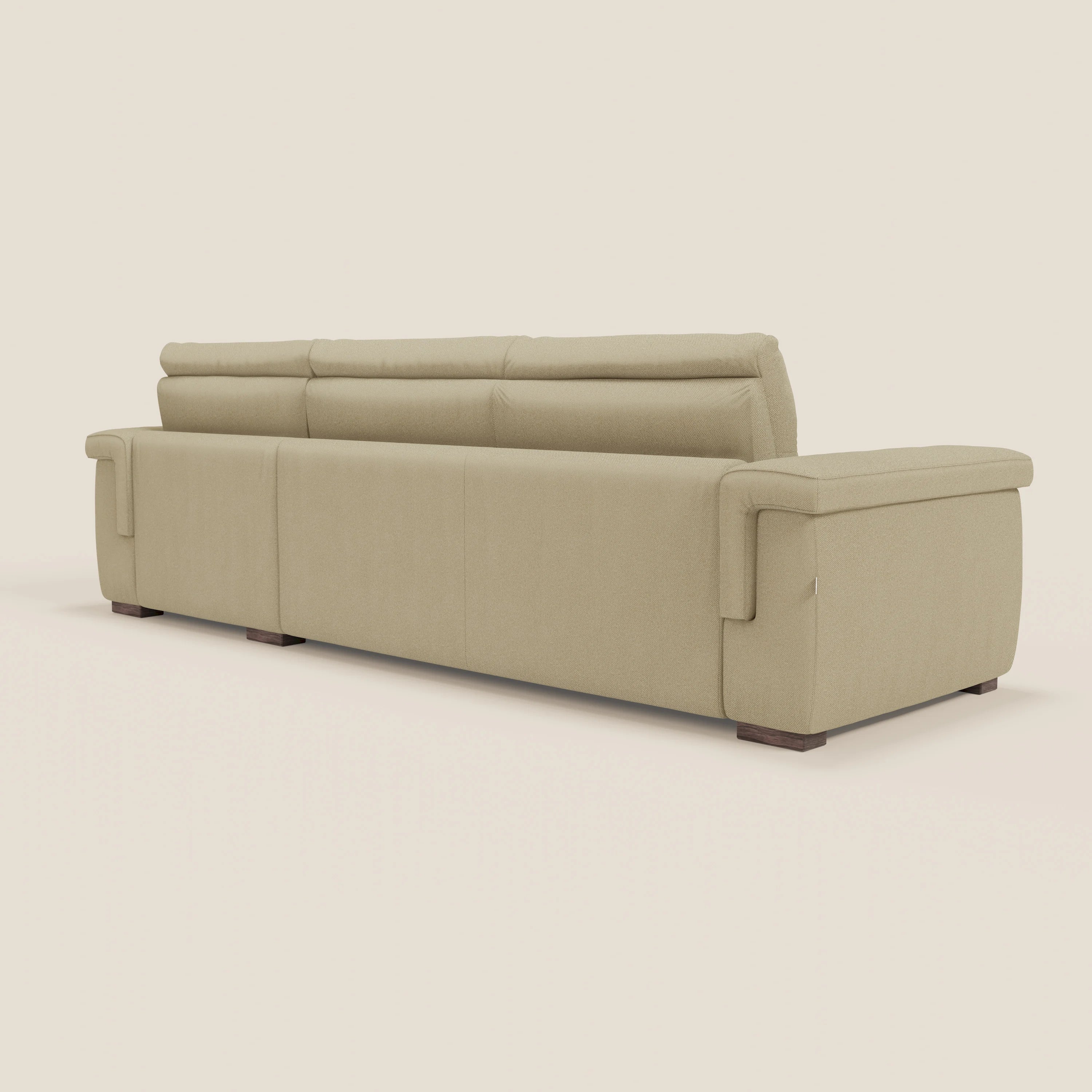 Il divano letto angolare Magnolia con penisola contenitore di Divani.Store è presentato dal retro in tessuto T05 cammello, con linee pulite, braccioli imbottiti, tre schienali e gambe corte quadrate scure su sfondo chiaro.