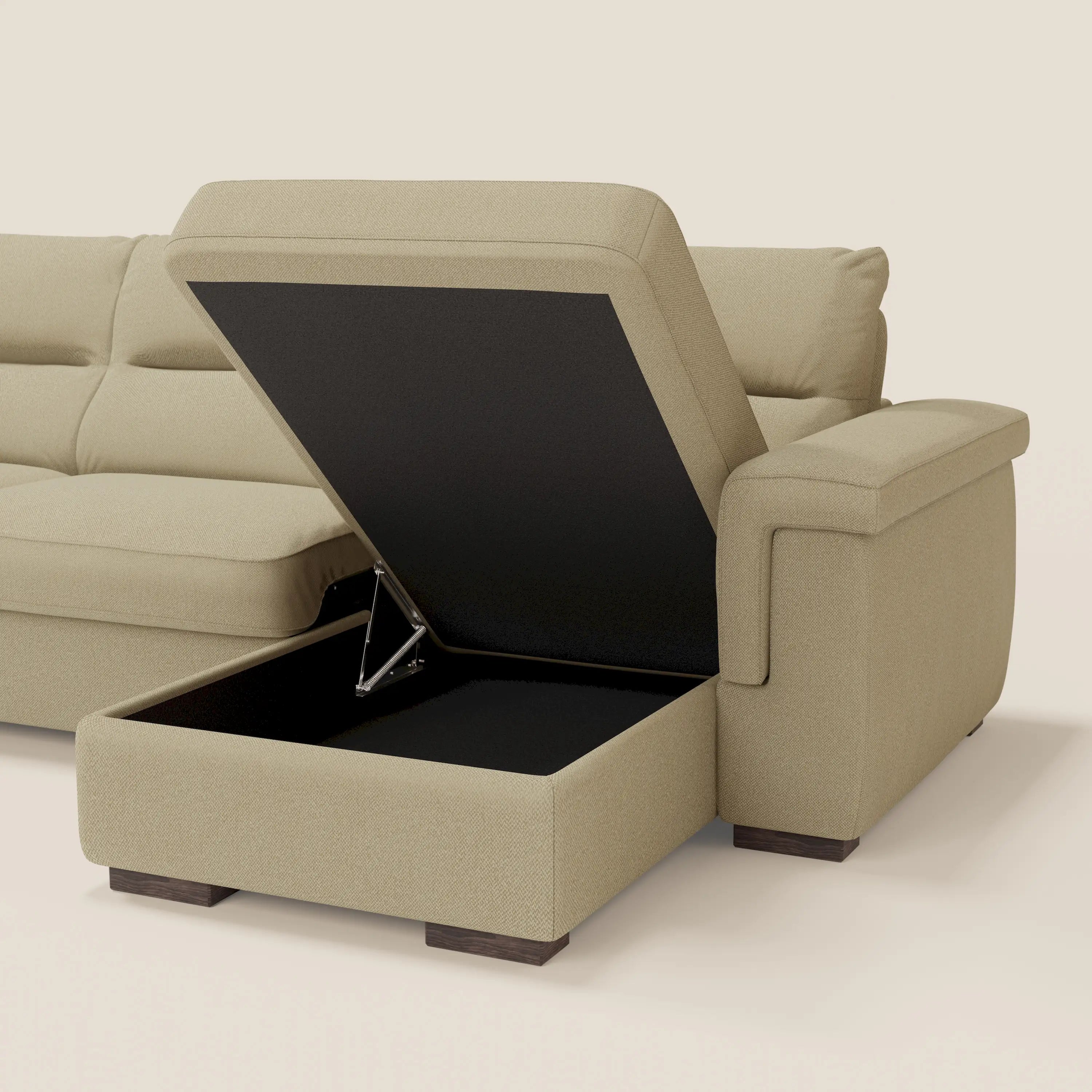 Il divano letto angolare Magnolia con Penisola Contenitore di Divani.Store, in tessuto smacchiabile T05 cammello, è caratterizzato da morbidi cuscini, un ampio bracciolo e un vano portaoggetti con interno foderato di nero sotto una seduta.