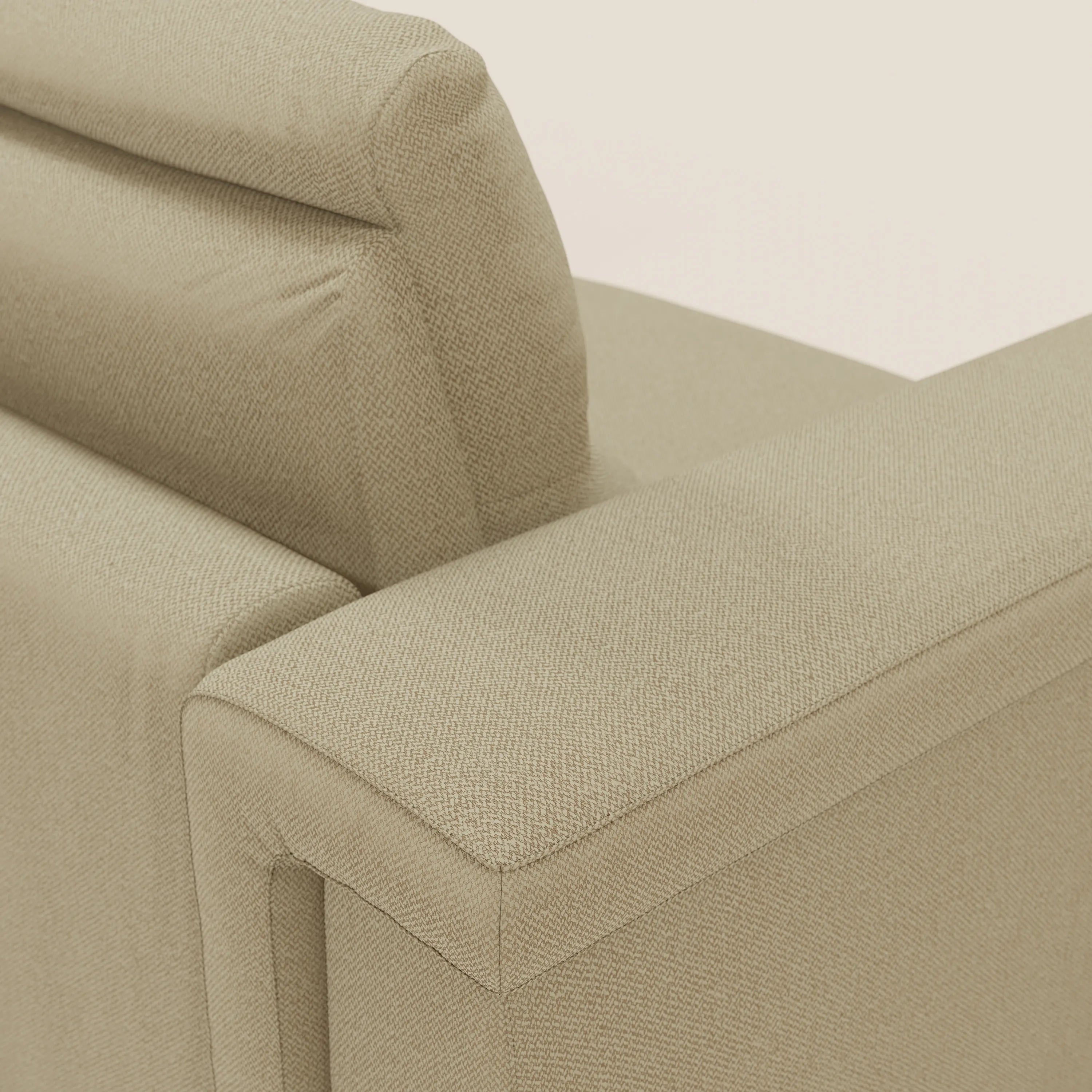 Primo piano del divano letto angolare Magnolia con Penisola Contenitore di Divani.Store, presentato in tessuto antimacchia T05 cammello. Le caratteristiche includono linee pulite, bordi ben rifiniti e un materasso di H18 cm. Lo sfondo a tinta unita ne evidenzia il design elegante.