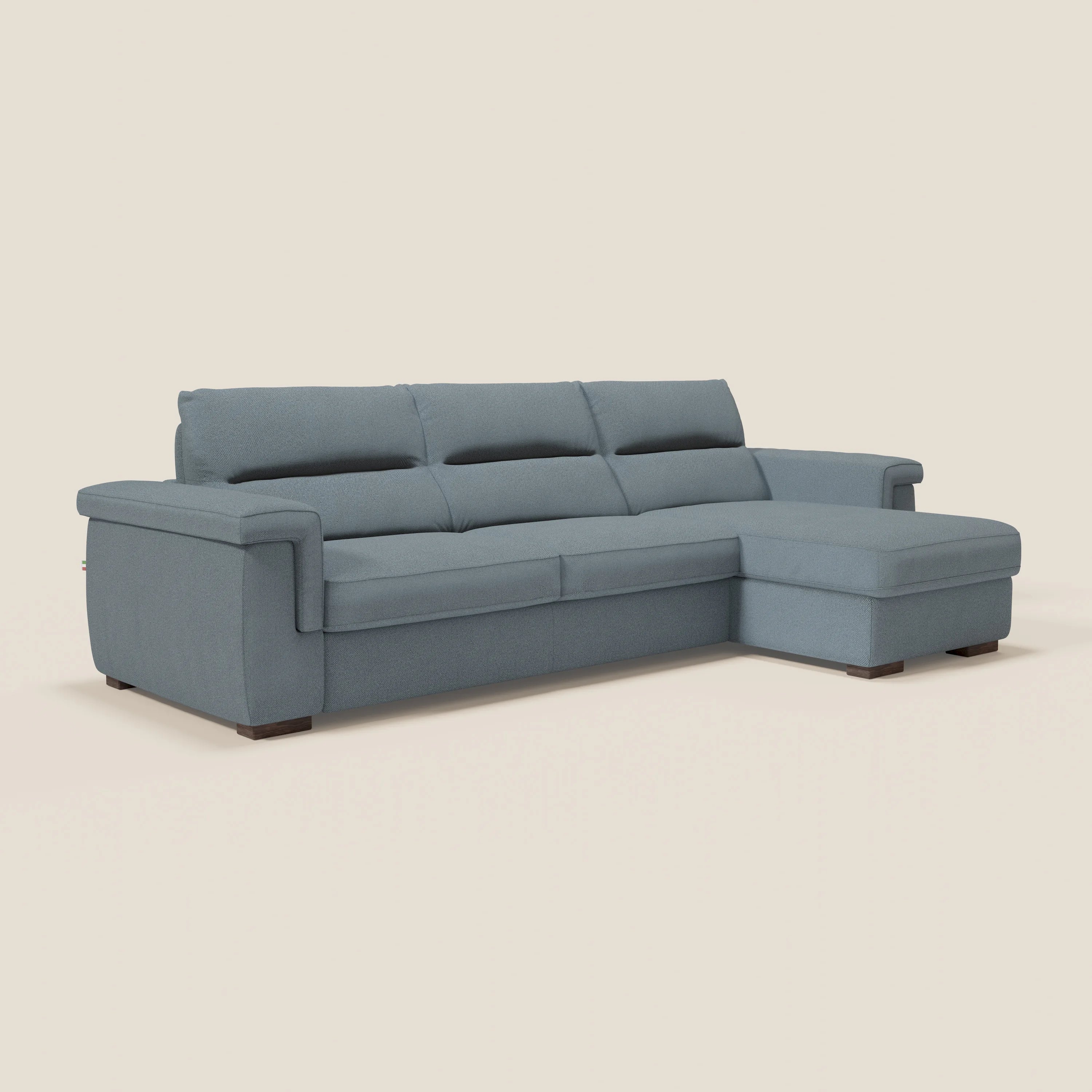 Divano moderno Magnolia letto angolare con Penisola Contenitore di Divani.Store, in tessuto smacchiabile T05 carta da zucchero, con tre cuscini di schienale, ampi braccioli, chaise longue destra e stile Comfort Profondo. Materasso H18 cm incluso.