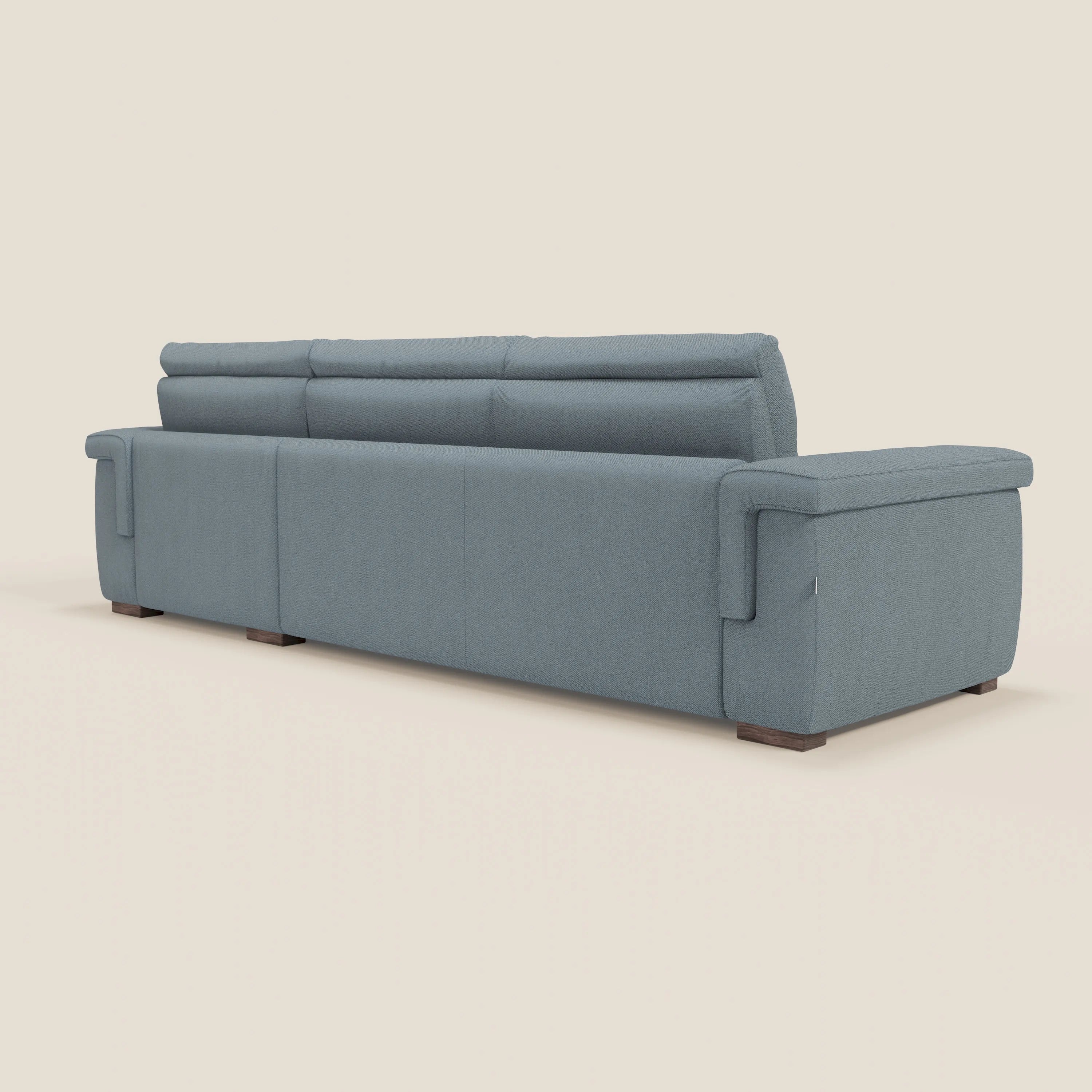 Il divano letto angolare Magnolia con penisola contenitore di Divani.Store, in tessuto antimacchia T05 carta da zucchero con materasso H18 cm, si presenta dal retro con linee pulite, braccioli imbottiti e gambe corte in legno scuro su sfondo beige.