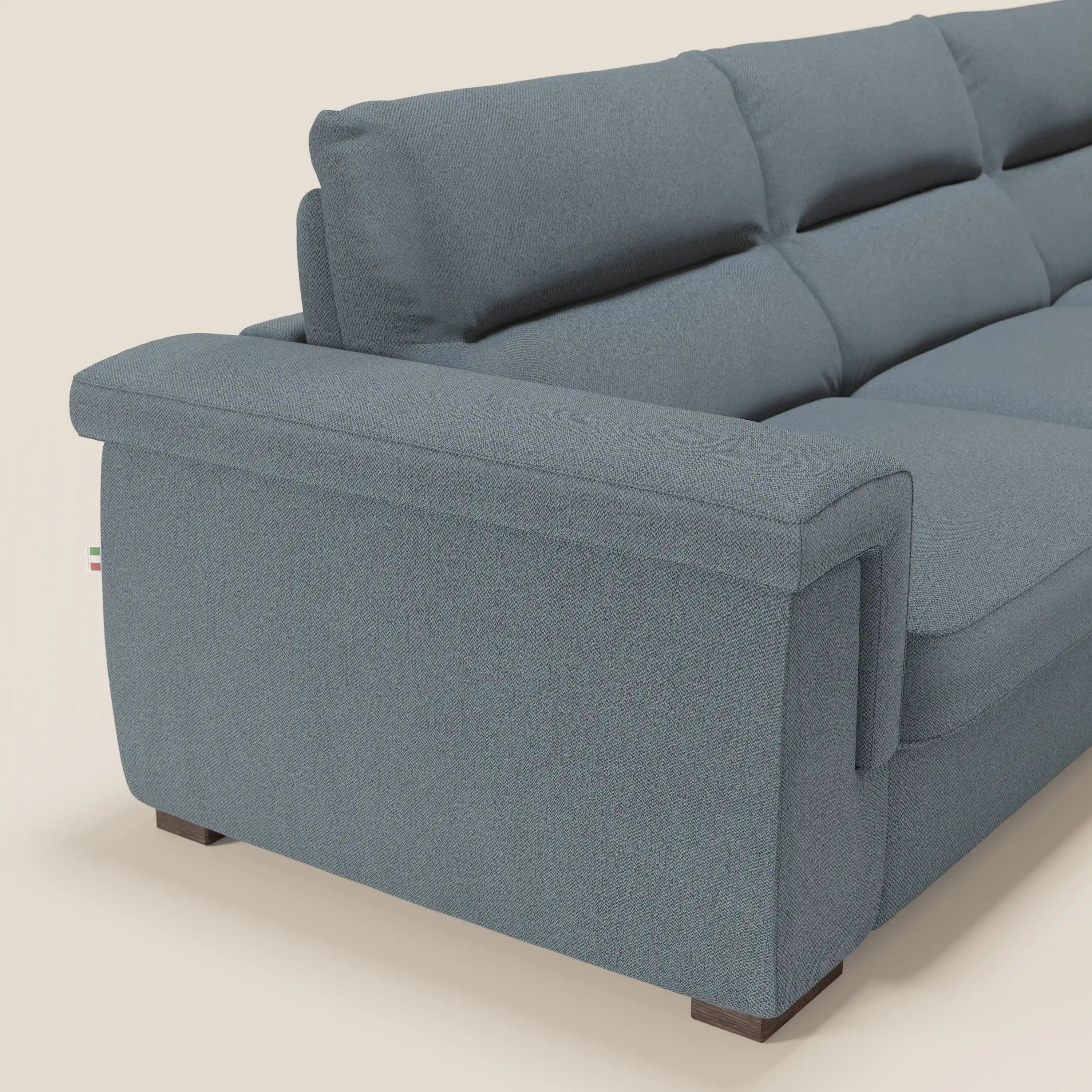 Il divano letto angolare Magnolia con penisola contenitore di Divani.Store è caratterizzato da un tessuto morbido e antimacchia T05 carta da zucchero, da cuscini a spicchi in tessuto felpato, da ampi braccioli, da gambe corte in legno scuro e da uno sfondo semplice beige.