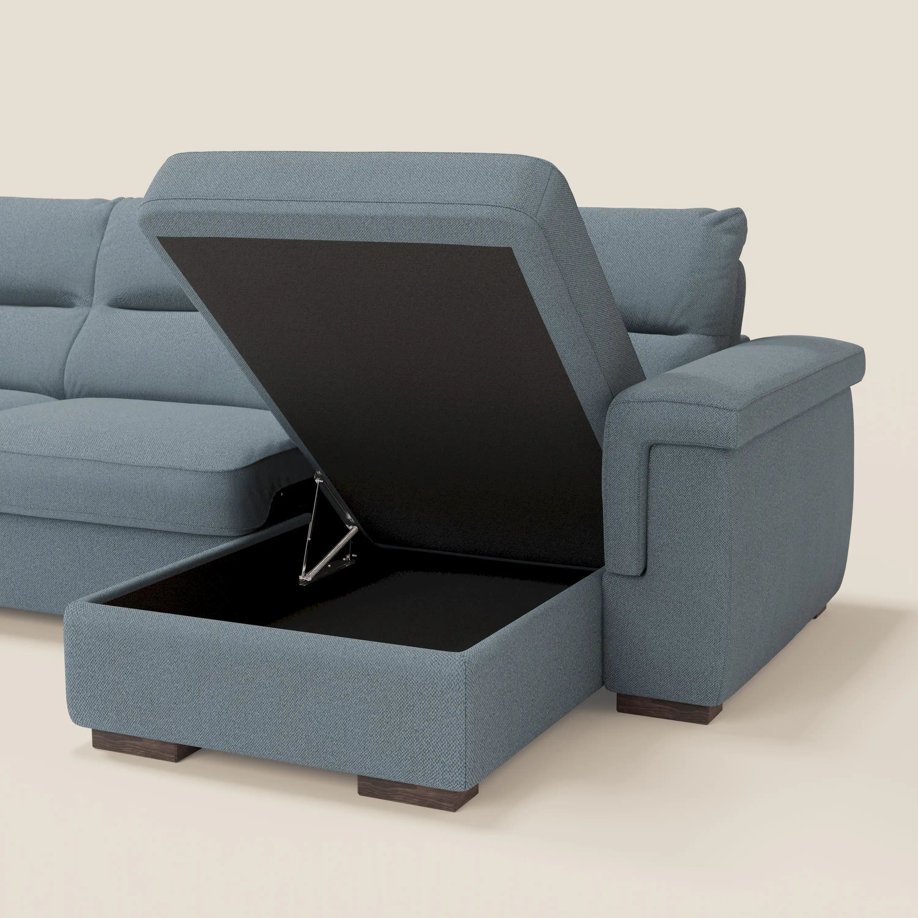 Il divano letto angolare Magnolia di Divani.Store in tessuto smacchiabile T05 carta da zucchero ha penisola contenitore, ampi braccioli e gambe in legno scuro. Materasso H18 cm e cuscini trapuntati per un comfort elegante e soluzioni pratiche.