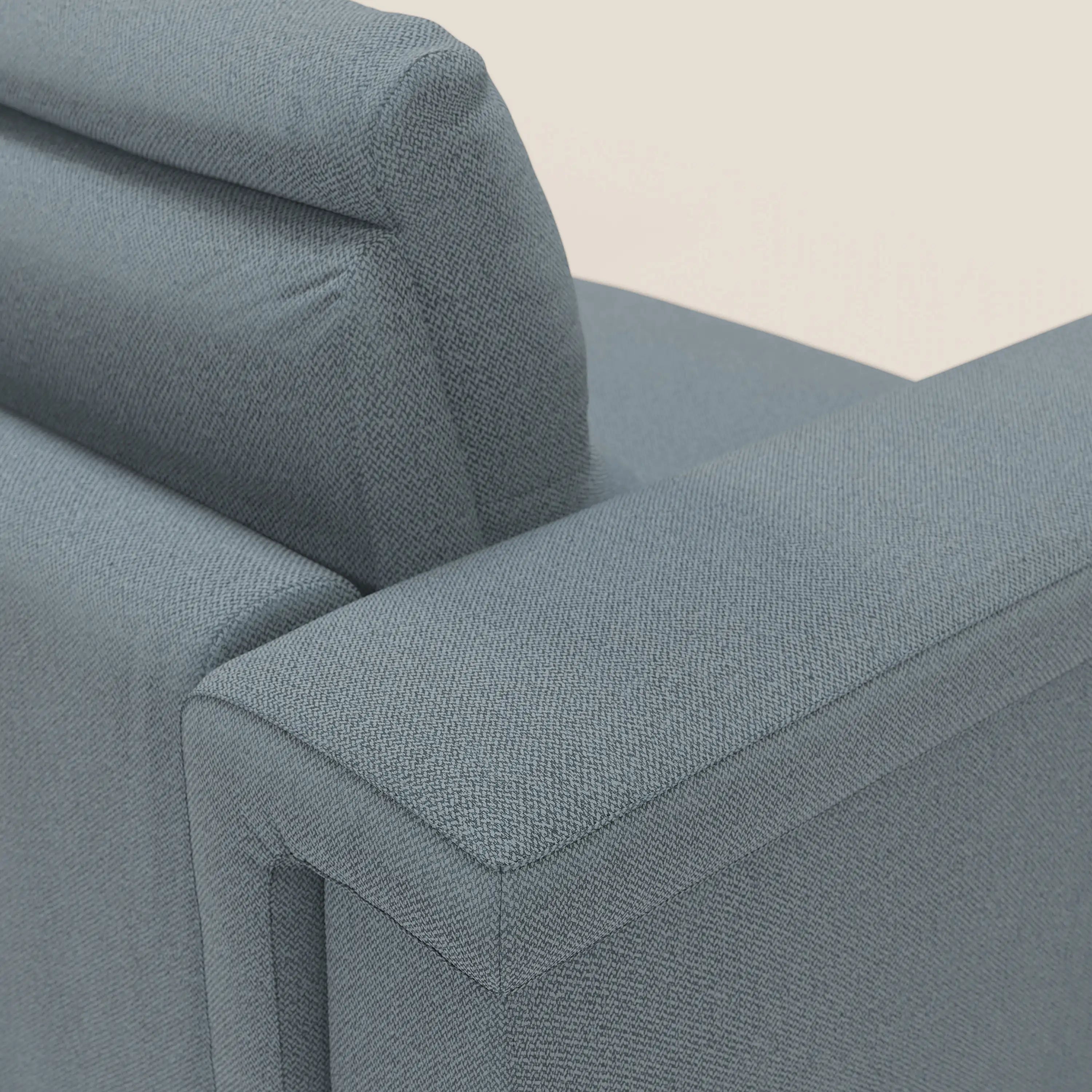 Un primo piano del divano letto angolare Magnolia con Penisola Contenitore di Divani.Store in tessuto smacchiabile T05 carta da zucchero mette in mostra linee pulite e una morbida imbottitura, offrendo comfort su uno sfondo neutro. Materasso H18 cm incluso.