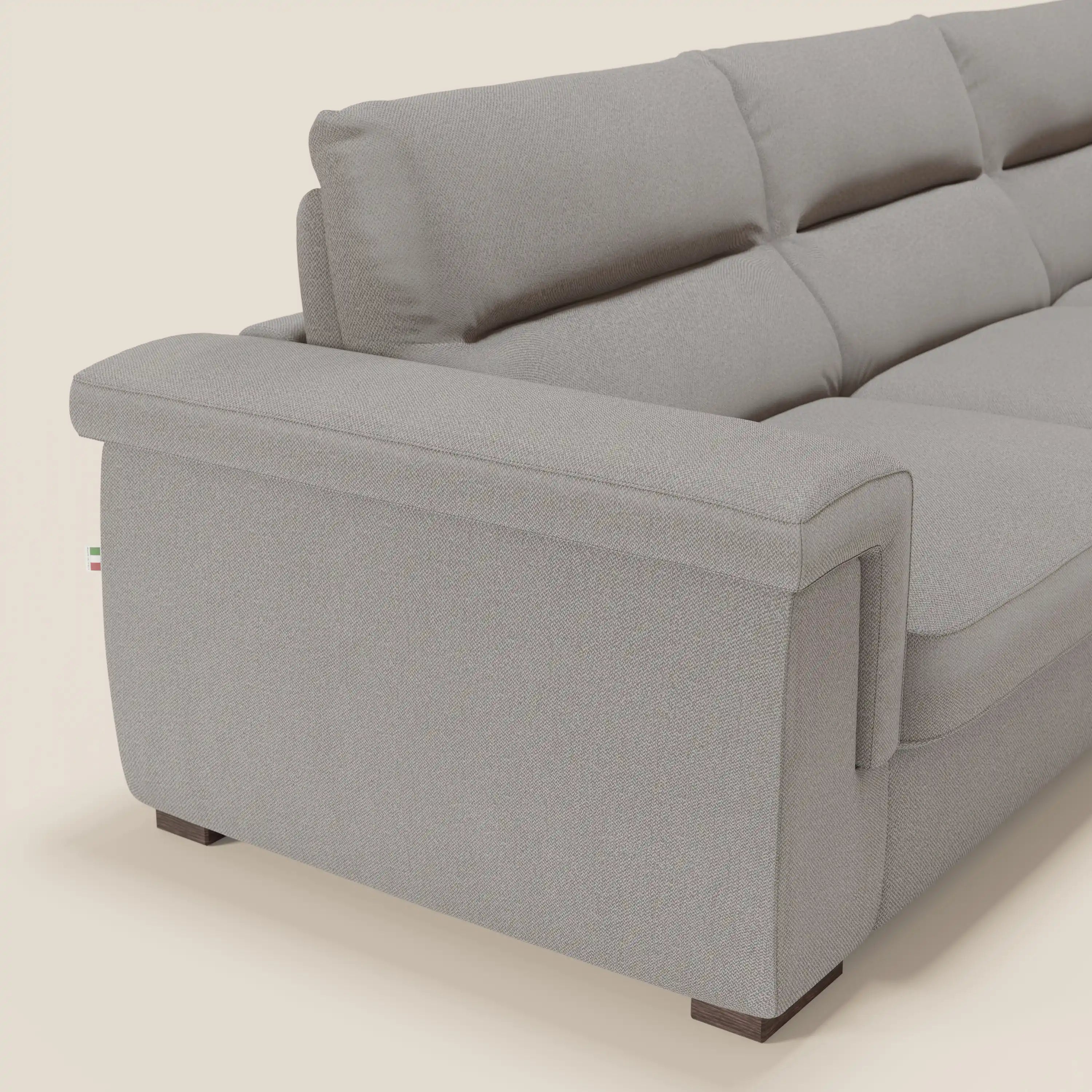 Il divano letto angolare Magnolia con penisola contenitore di Divani.Store è caratterizzato da un tessuto T05 grigio facile da pulire, ampi braccioli in tessuto felpato, schienali imbottiti, gambe corte e scure e linee moderne per un look elegante e contemporaneo.