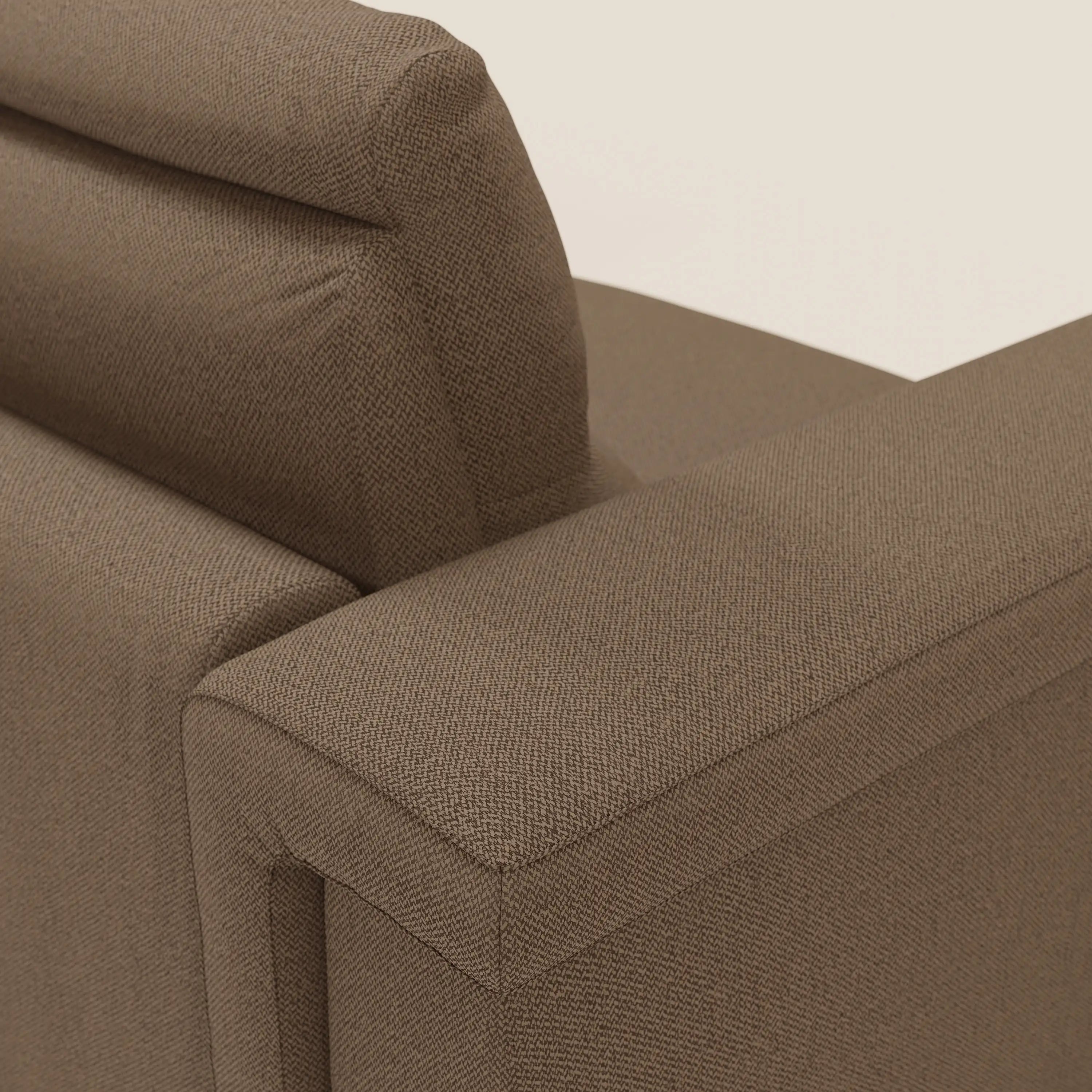 Primo piano del divano letto angolare Magnolia con Penisola Contenitore di Divani.Store in tessuto smacchiabile T05 marrone, che mette in evidenza il rivestimento testurizzato, il bracciolo destro e lo schienale con cuciture a vista e imbottitura Comfort Profondo.