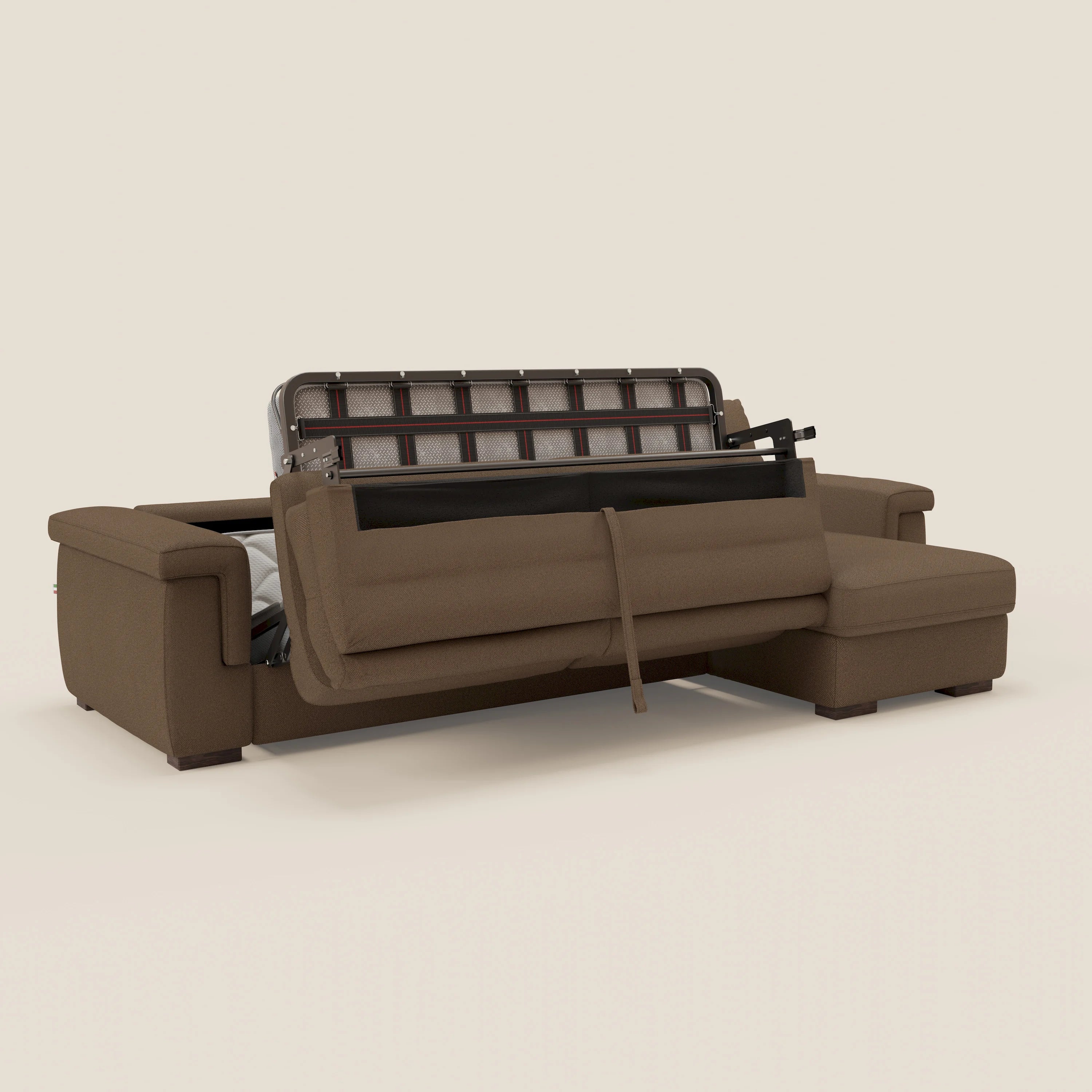 Il divano letto angolare Magnolia con Penisola Contenitore di Divani.Store, in tessuto smacchiabile T05 marrone, è caratterizzato da una seduta sollevabile per riporre gli oggetti e da un comodo materasso H18 cm, esposto su uno sfondo beige tinta unita che ne evidenzia il design multifunzionale.