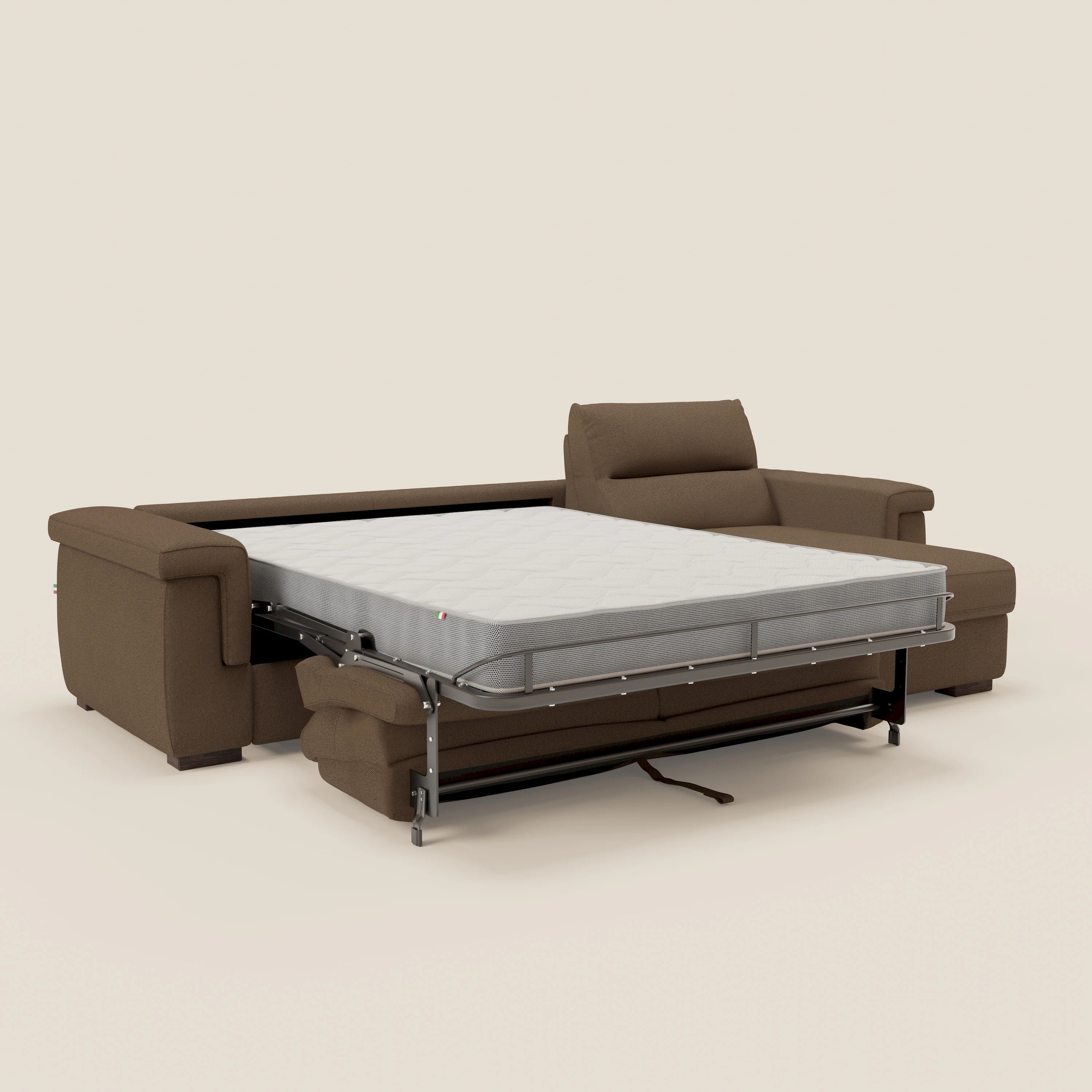 Il divano letto angolare Magnolia con penisola contenitore di Divani.Store è rivestito in tessuto smacchiabile T05 marrone, presentato aperto con letto estraibile con struttura in metallo e materasso H18 cm, su sfondo beige tinta unita.