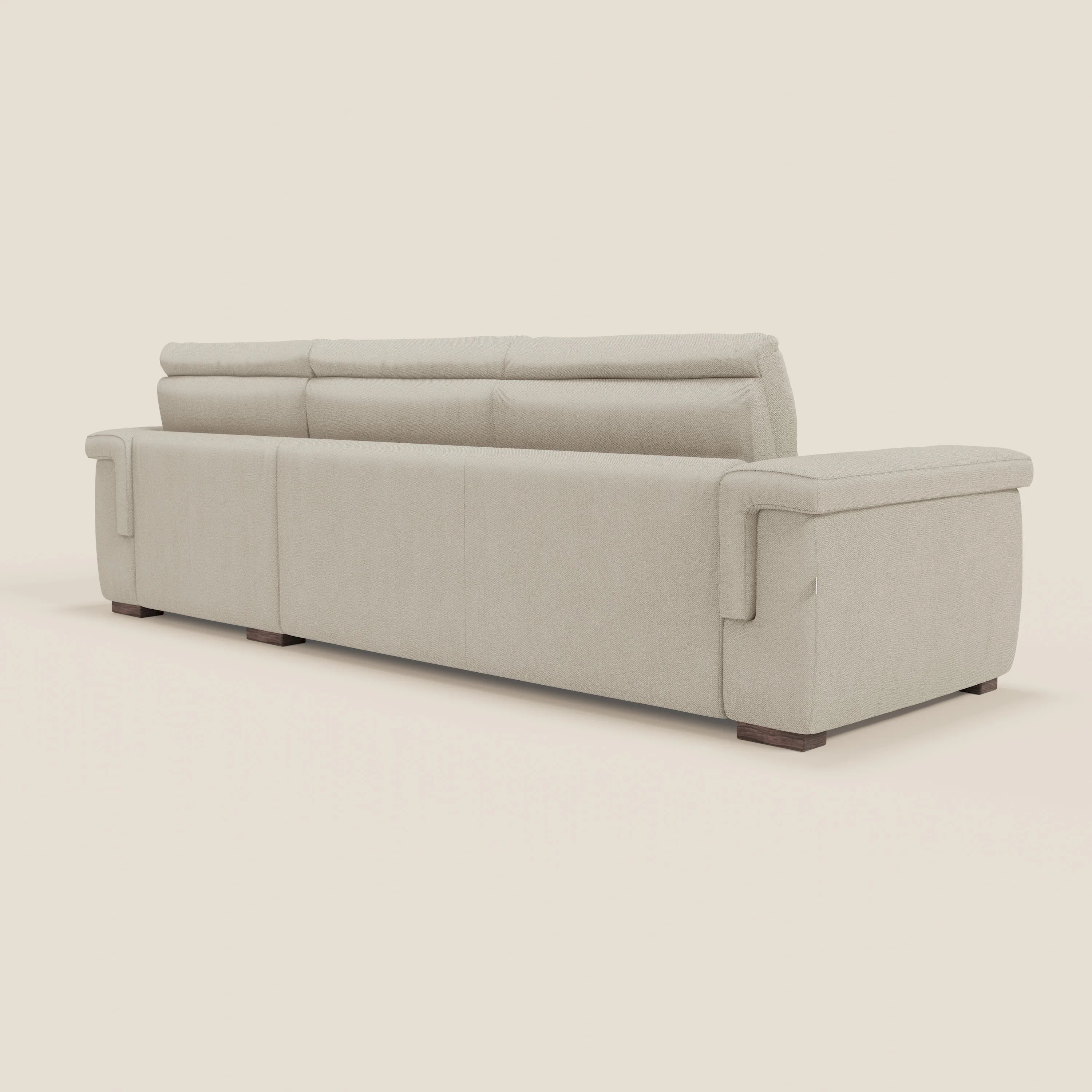 Il divano letto angolare Magnolia con Penisola Contenitore di Divani.Store, in smacchiabile tessuto panna T05, è caratterizzato da ampi braccioli, tre schienali divisi, Chaise Longue Integrata e piedi in legno stile blocco; visto dal retro su sfondo bianco sporco.