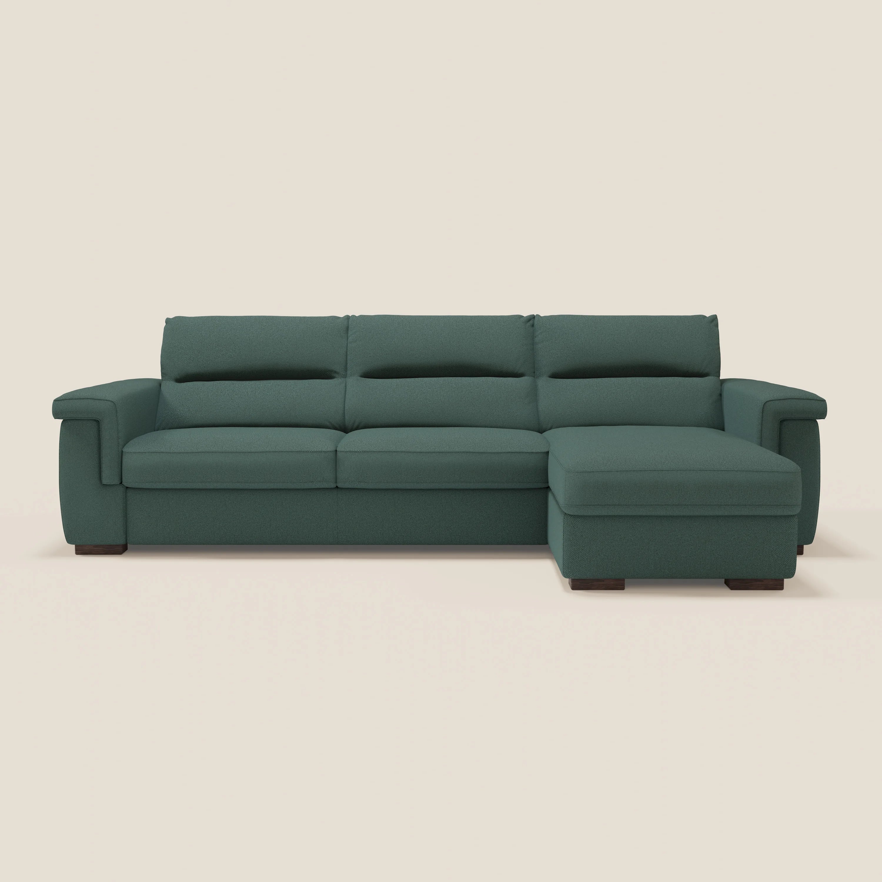 Il divano letto angolare Magnolia con penisola contenitore di Divani.Store, in tessuto smacchiabile T05 verde, è caratterizzato da tre cuscini di seduta, ampi braccioli, piedini a blocco, chaise lounge orientata a destra e design minimalista.