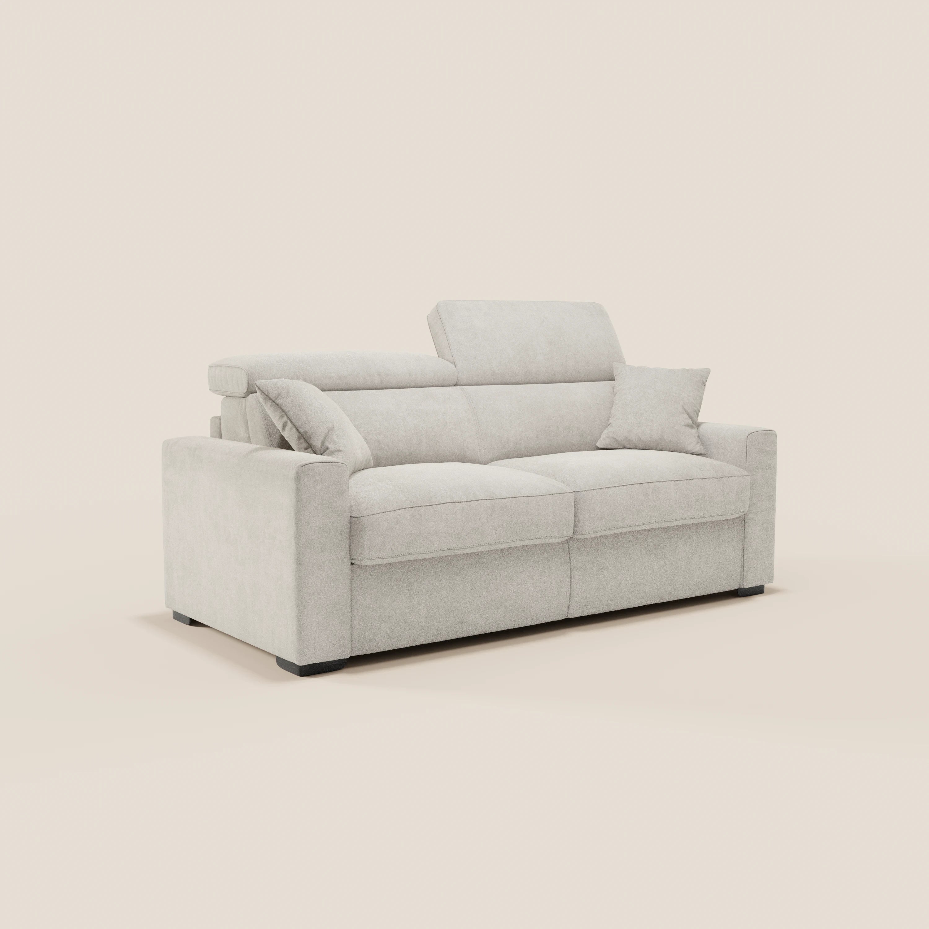 Il divano letto a 3 posti Maximus con materasso ALTO 20 cm di Divani.Store è dotato di poggiatesta reclinabili, sedute imbottite e spesse, ampi braccioli e un cuscino decorativo abbinato. Rivestito in tessuto smacchiabile certificato Oeko-Tex, poggia su gambe corte di colore nero.