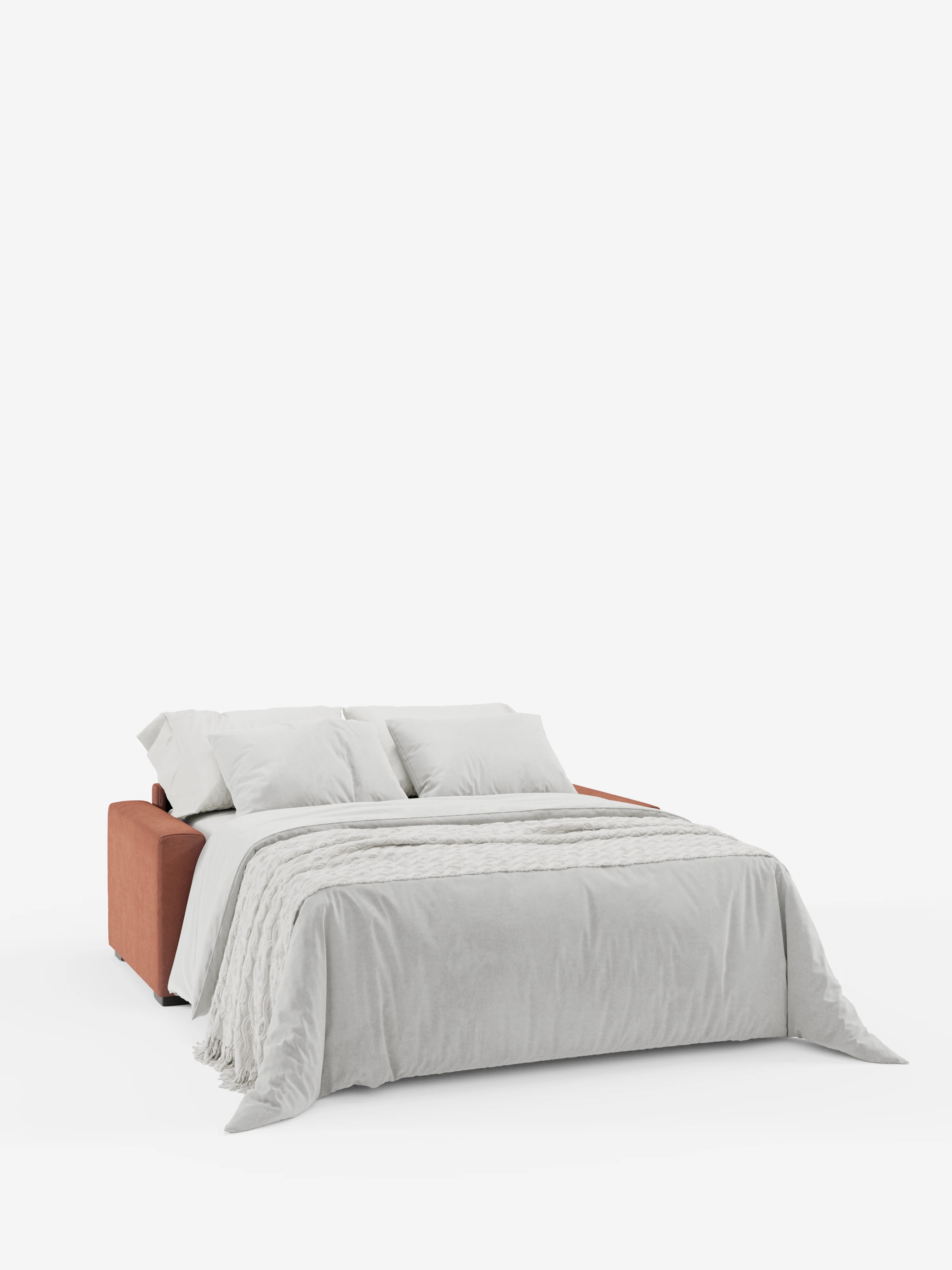 Un divano letto Maximus a 3 posti color ruggine con materasso ALTO 20 cm di Divani.Store è completamente aperto e presenta biancheria da letto grigio chiaro, due cuscini e un morbido plaid drappeggiato sopra. Questo divano letto a tre posti è dotato di poggiatesta reclinabili in tessuto smacchiabile Oeko-Tex per un maggiore comfort, il tutto su uno sfondo bianco a tinta unita.
