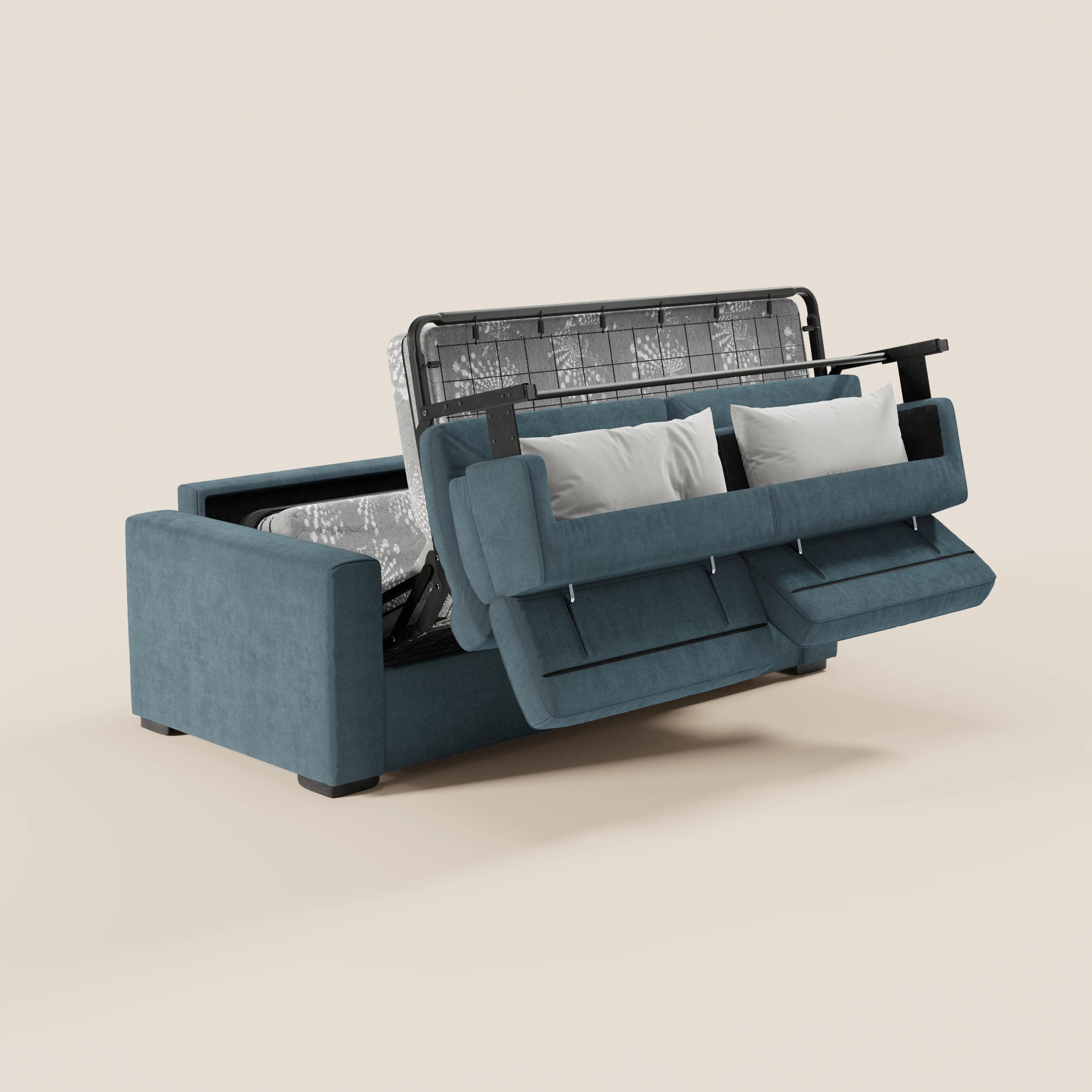 Il divano letto a 3 posti Maximus di Divani.Store è realizzato in tessuto blu Oeko-Tex antimacchia, è dotato di poggiatesta regolabili, vano portaoggetti nascosto e di un materasso matrimoniale alla francese estraibile alto 20 cm. Due cuscini bianchi poggiano sullo schienale; sfondo beige.